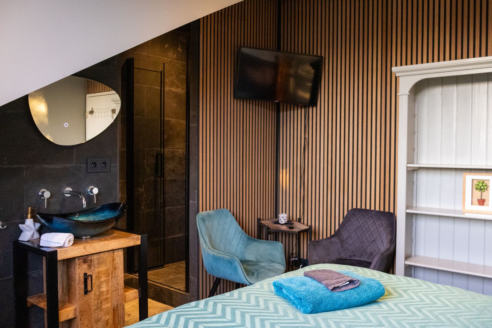 Ruime badkamer in ZH415 vakantiehuis, Ouddorp, Zuid-Holland met moderne douche en dubbele wastafel.