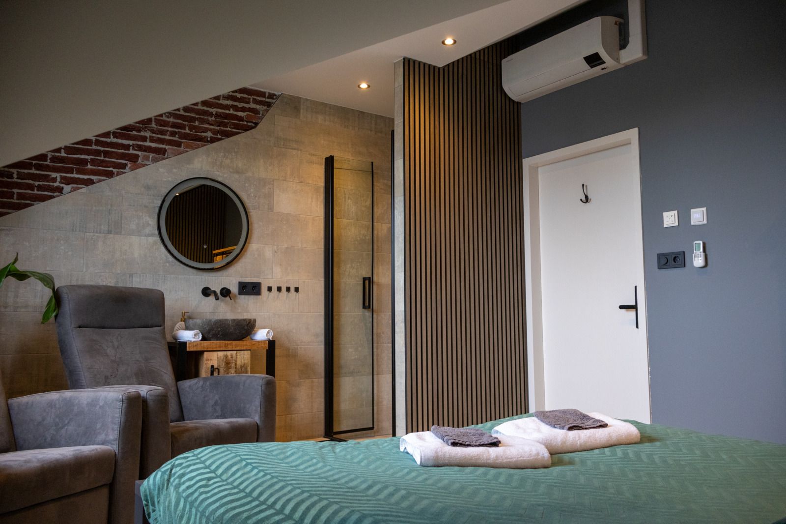 Eetkamer in ZH415 vakantiehuis, Ouddorp, Goeree-Overflakkee met stijlvolle eettafel en sfeervolle verlichting.