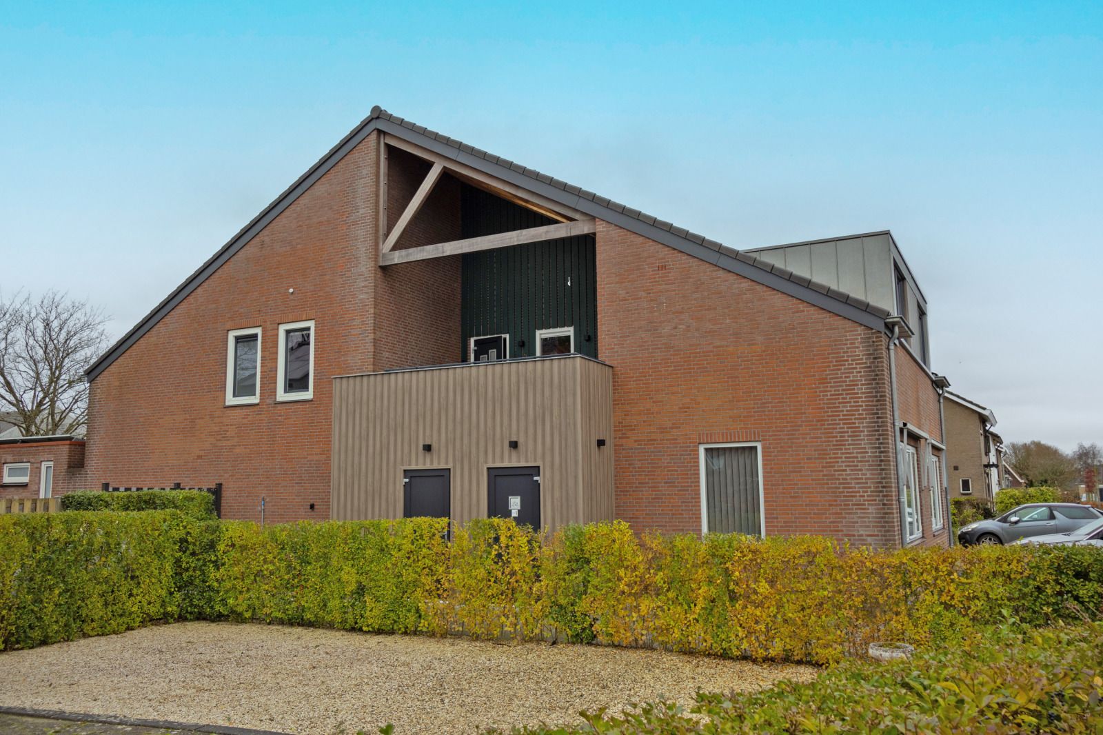 Slaapkamer in ZH415 vakantiehuis, Ouddorp, Zuid-Holland met uniek interieur en moderne wastafel.