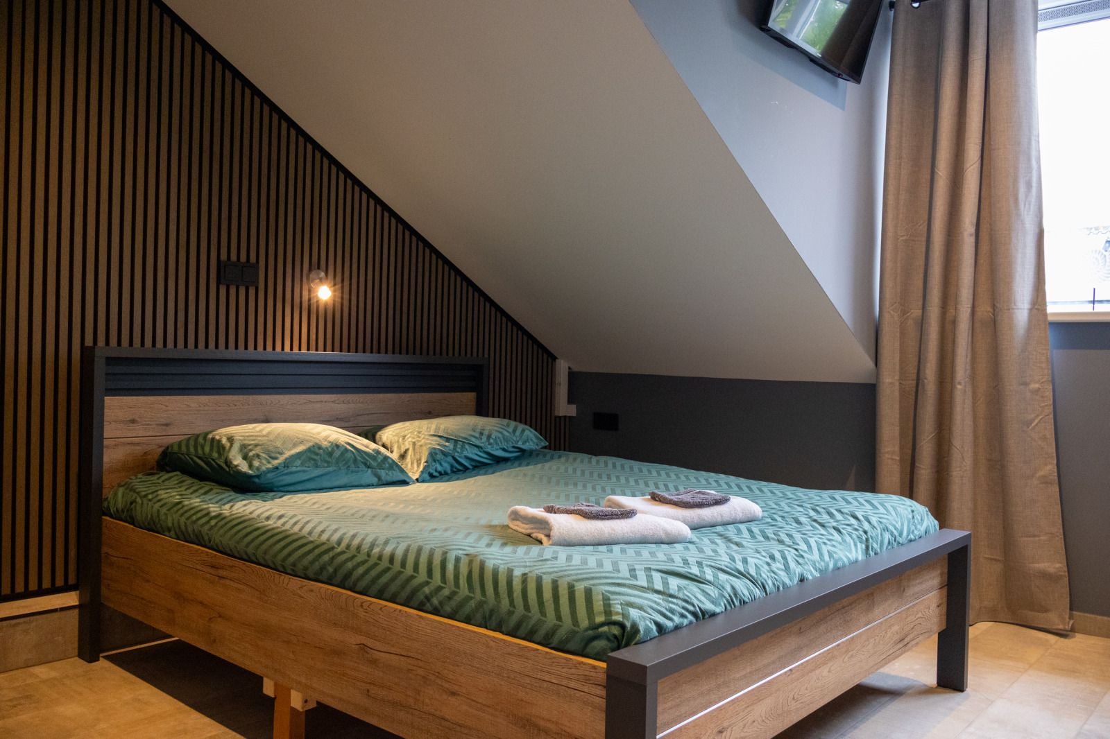 ZH415 vakantiehuis in Ouddorp, Goeree-Overflakkee met jacuzzi en sauna in de tuin.