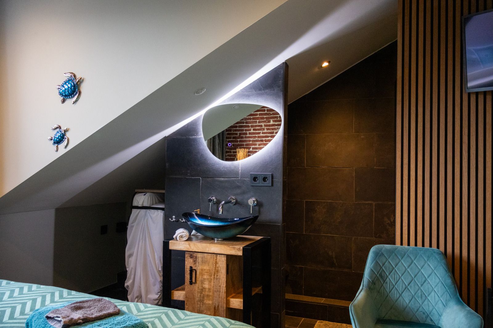 ZH415 vakantiehuis in Ouddorp, Goeree-Overflakkee met moderne architectuur en groene heg.