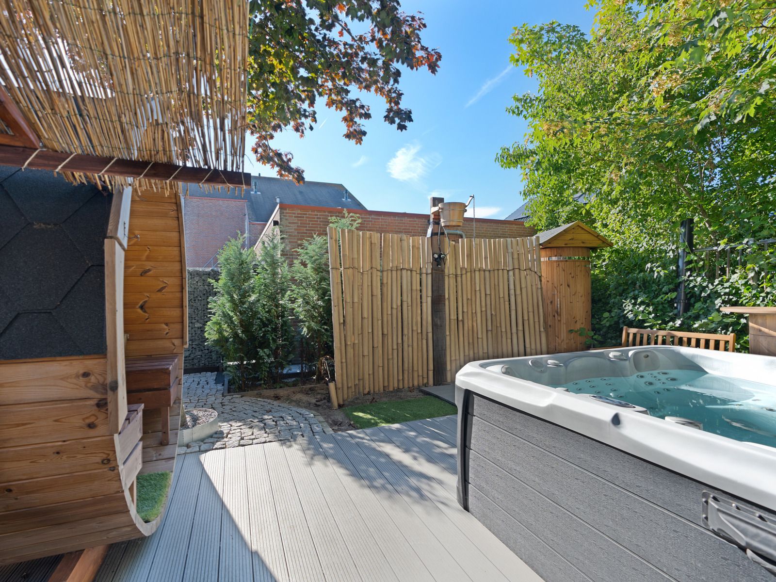 Badkamer in ZH415 vakantiehuis, Ouddorp, Zuid-Holland met rustieke stijl en moderne voorzieningen.