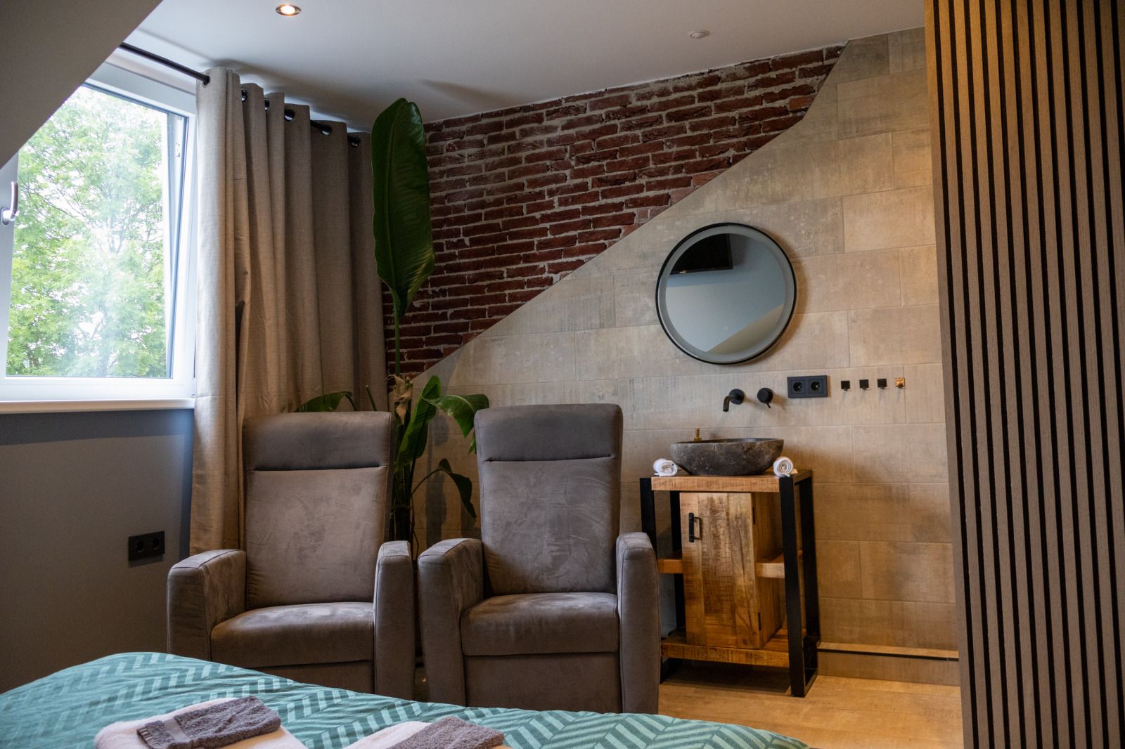 Moderne keuken in ZH415 vakantiehuis, Ouddorp, Goeree-Overflakkee met houten kasten en apparatuur.