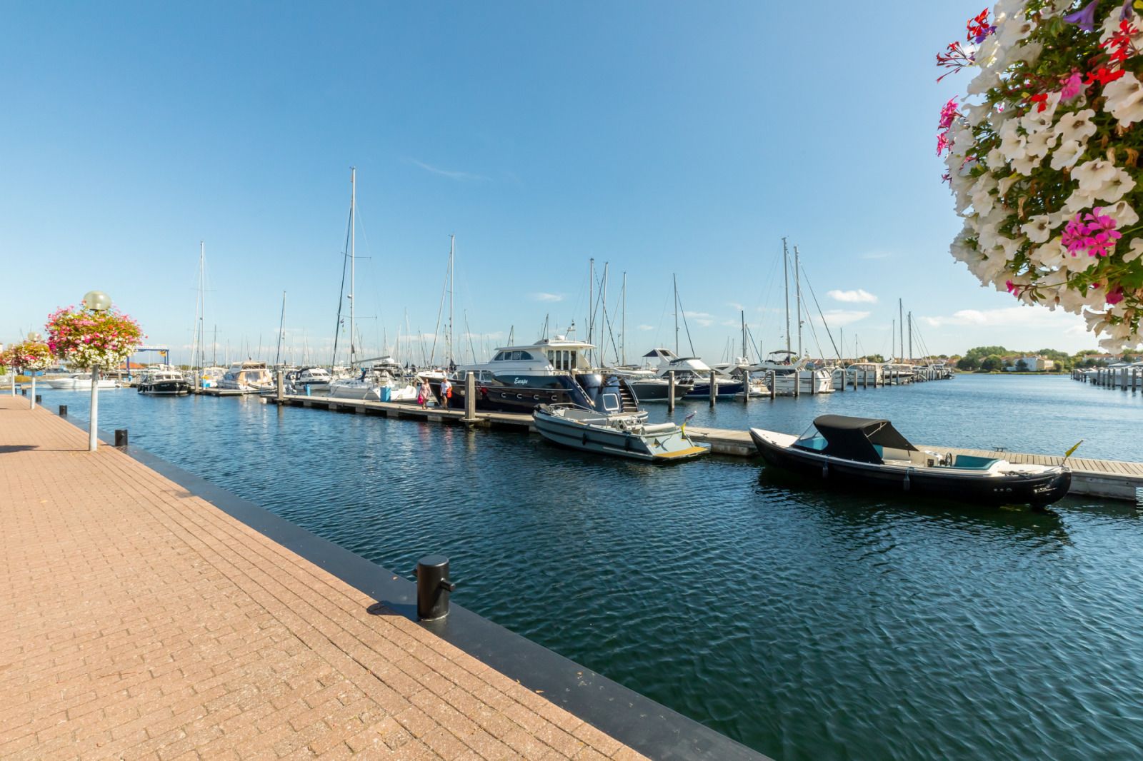 ZH415 vakantiehuis in Ouddorp, Goeree-Overflakkee verlicht in de avond met sfeervolle buitenverlichting.