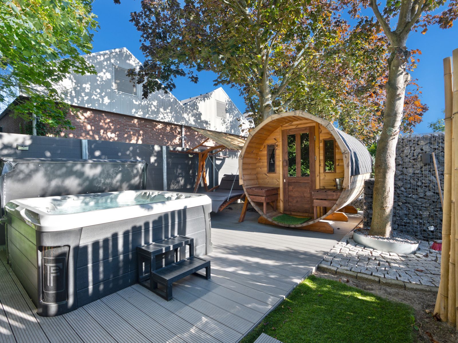 Luchtfoto van Ouddorp strand nabij ZH415 vakantiehuis, Goeree-Overflakkee met uitgestrekte kustlijn.