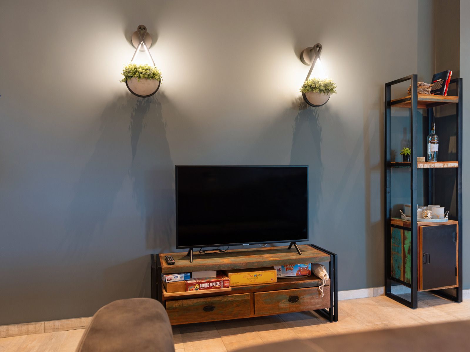 Slaapkamer met houten bed in ZH415 vakantiehuis, Ouddorp, Goeree-Overflakkee met moderne stijl.