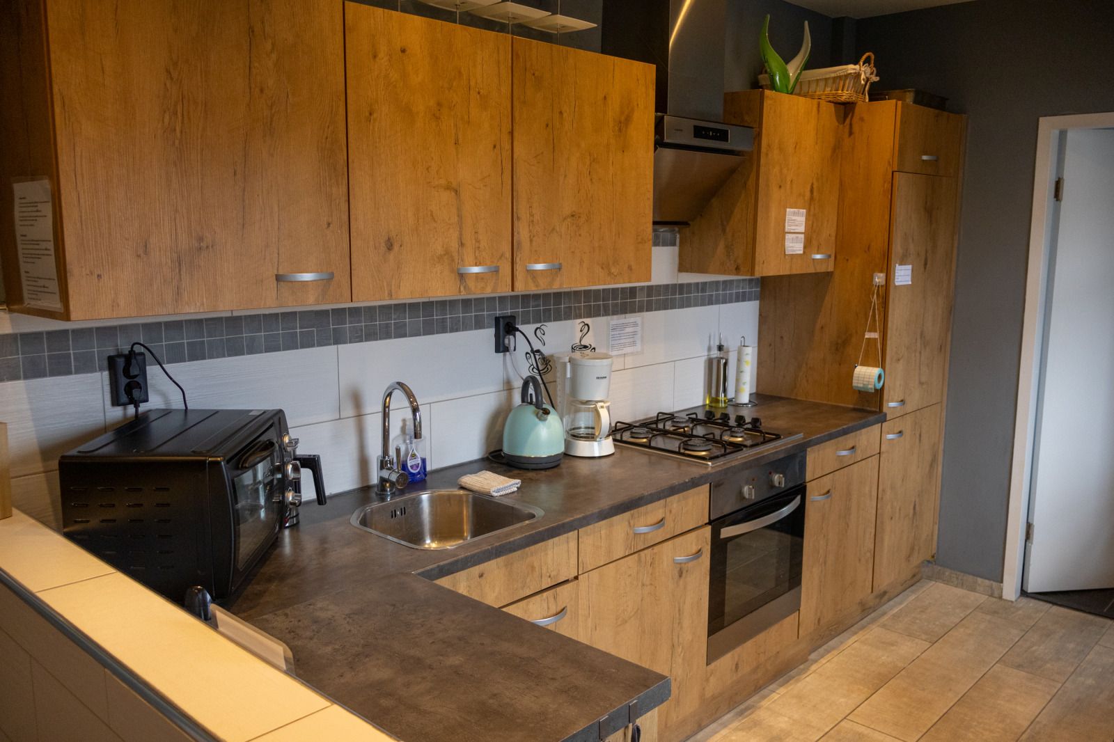 Badkamer in ZH415 vakantiehuis, Ouddorp, Zuid-Holland met moderne douche en stijlvolle afwerking.