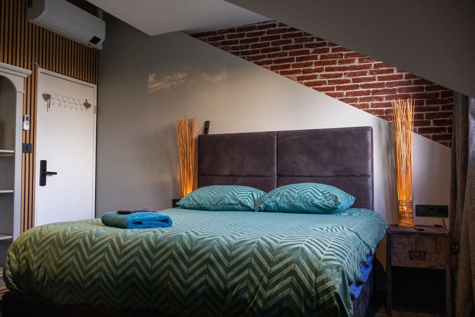 Vuurtoren in Ouddorp, Goeree-Overflakkee nabij ZH415 vakantiehuis, omgeven door duinen.