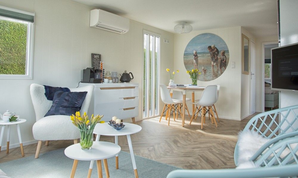 Gemuetliches Interieur des Chalets Thuiz in Ouddorp, Suedholland, mit moderner Einrichtung und viel natuerlichem Licht.