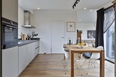 Moderne Kche im Ferienhaus Cabin, Grote Stern 16, Ouddorp mit Essecke, ideal fr einen gemtlichen Aufenthalt in Sdholland.