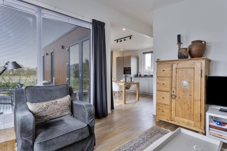 Gemtliche Innenhtte, Grote Stern 16, Ouddorp mit hellem Wohnzimmer und Kche, ideal fr einen Urlaub in Sdholland.