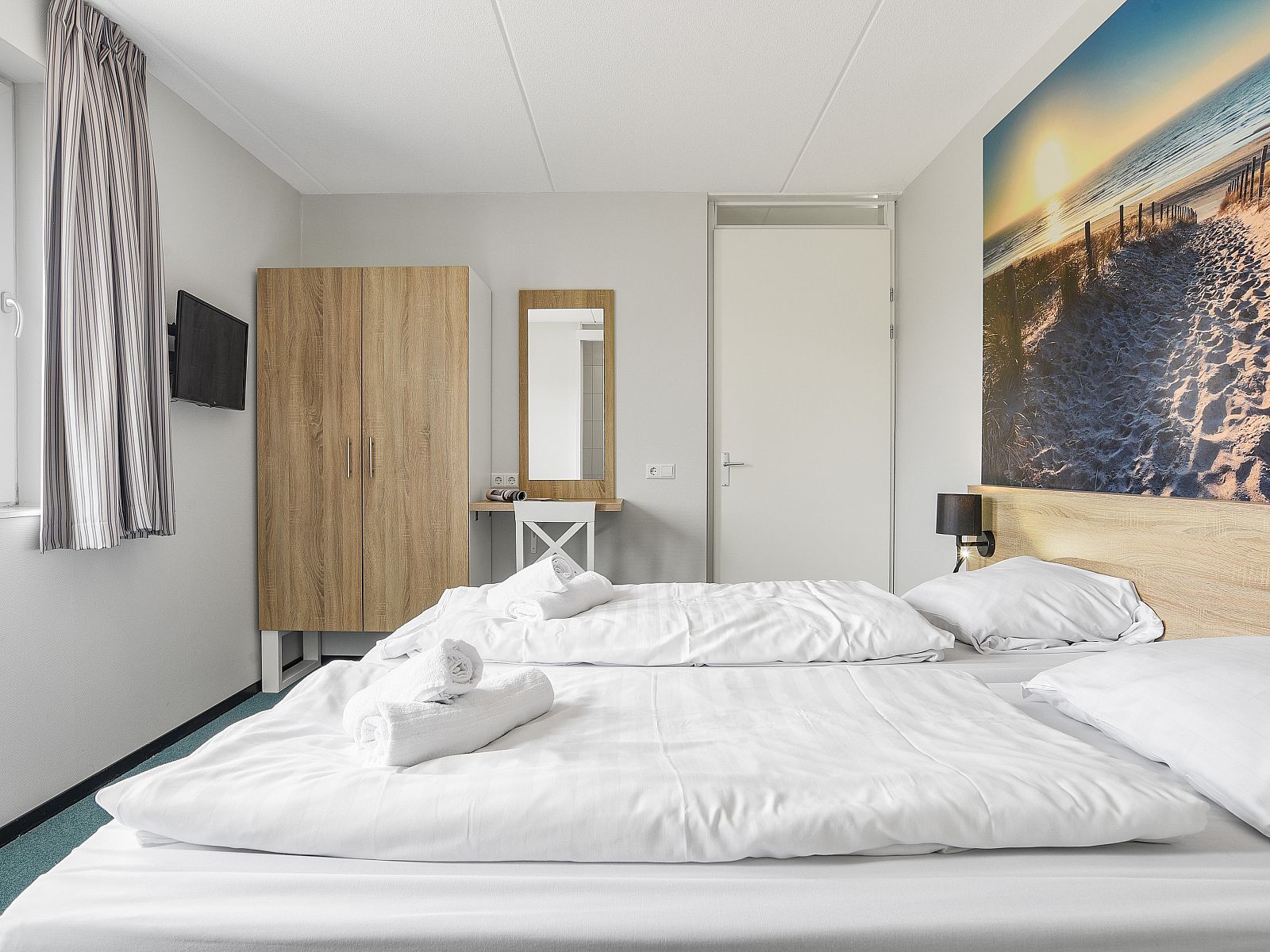 Large dining table overlooking dunes in Strand Resort Ouddorp Duin, 10-person villa in Ouddorp.