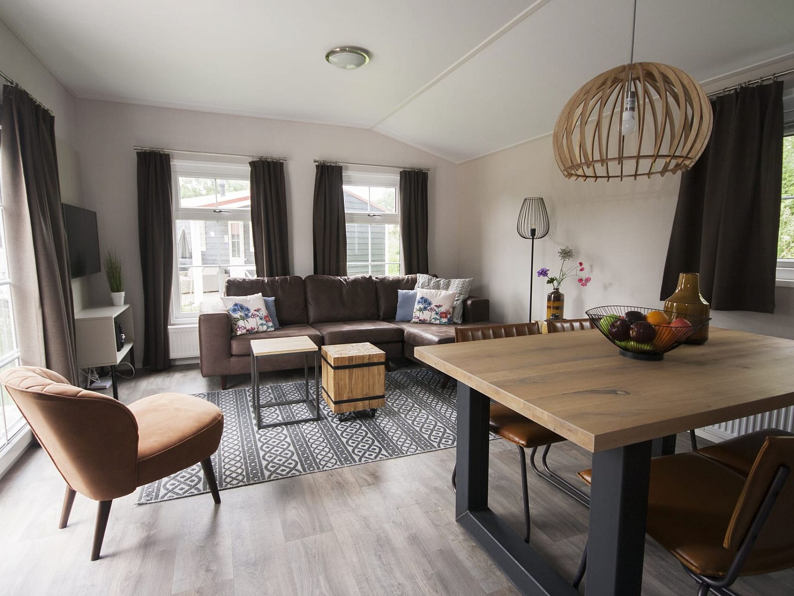 Gemuetlicher Innenbereich des Chalet Ouddorp in Goeree-Overflakkee, Suedholland. Gemuetliche Sitzecke und Esstisch in einem Ferienhaus.