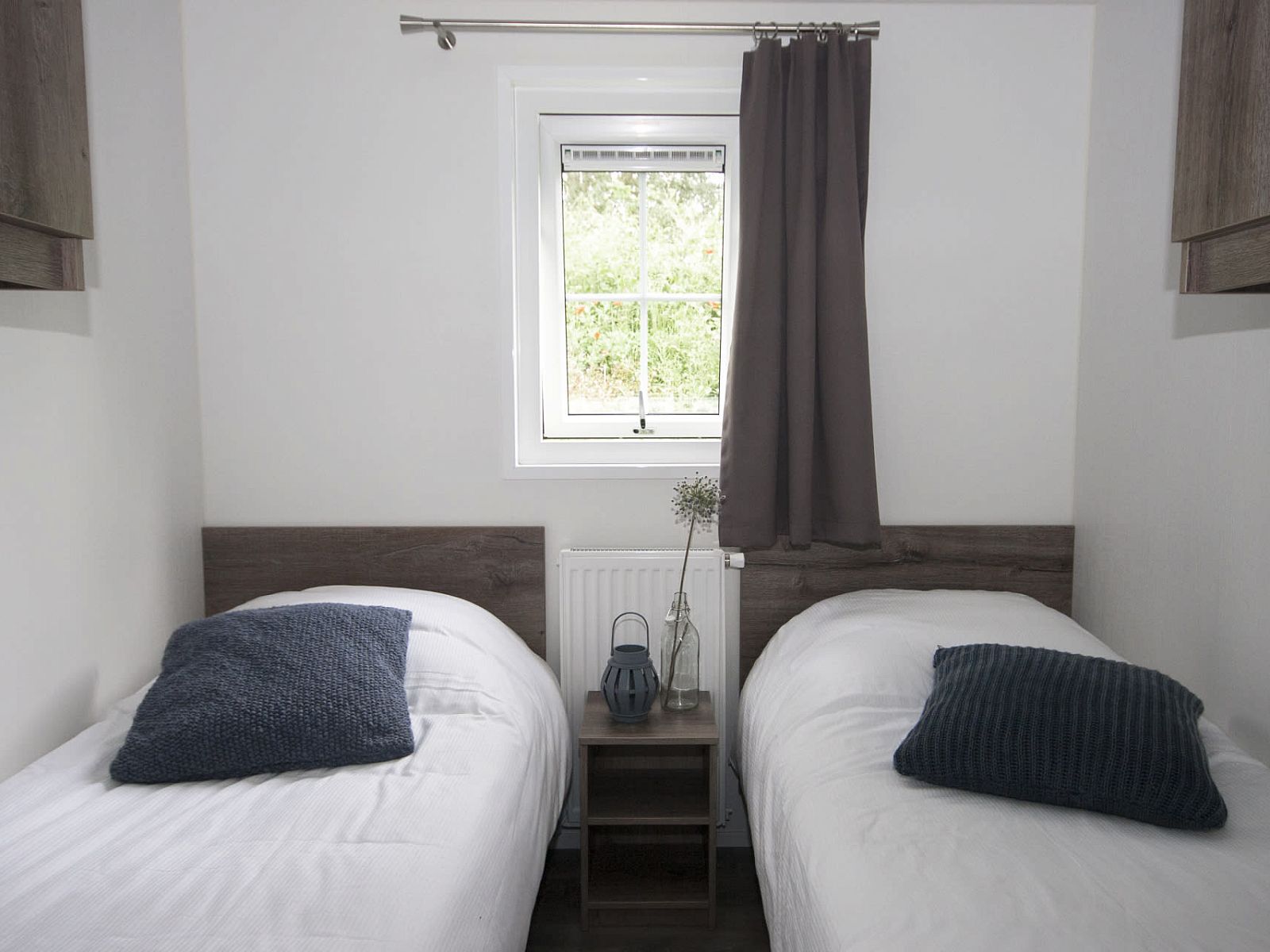 Attraktives Schlafzimmer im Chalet Ouddorp, Ferienhaus in Ouddorp, Goeree-Overflakkee, Suedholland, mit bequemen Betten und erholsamer Aussicht.