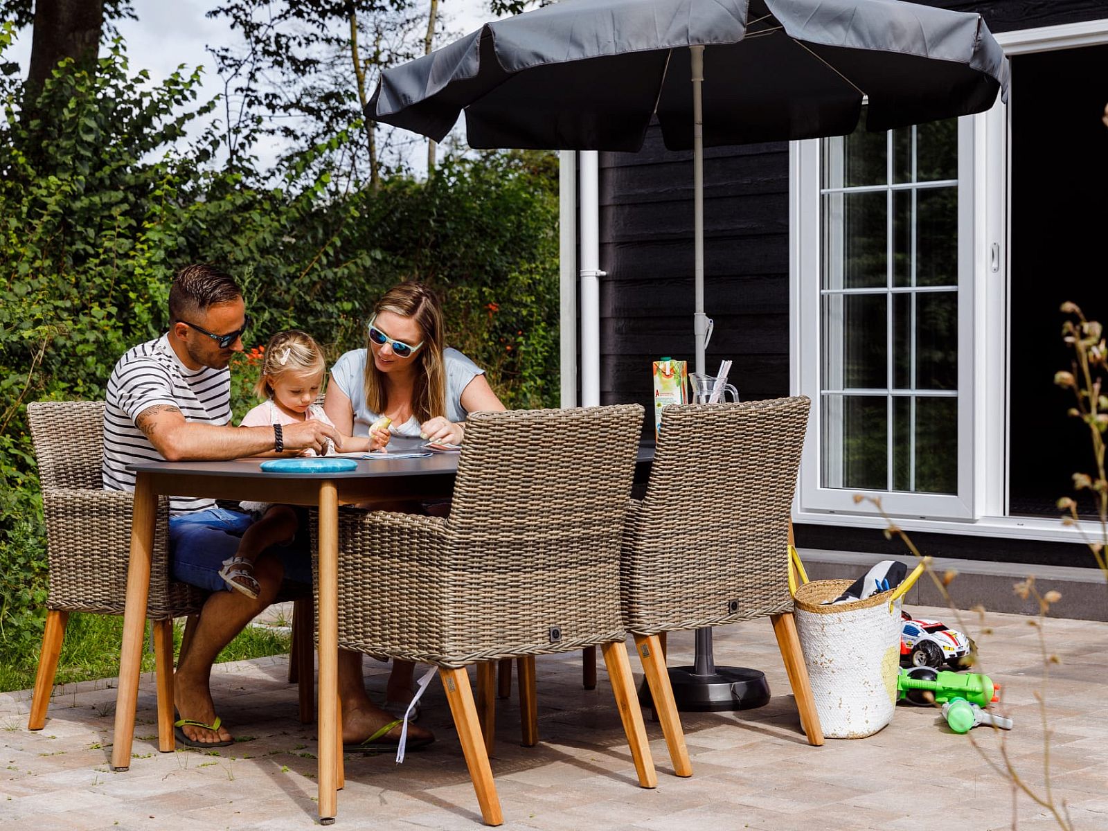 Gemuetliche Terrasse im Chalet Ouddorp in Goeree-Overflakkee, Suedholland. Geniessen Sie den Platz im Freien und die entspannte Atmosphaere in diesem Ferienhaus.