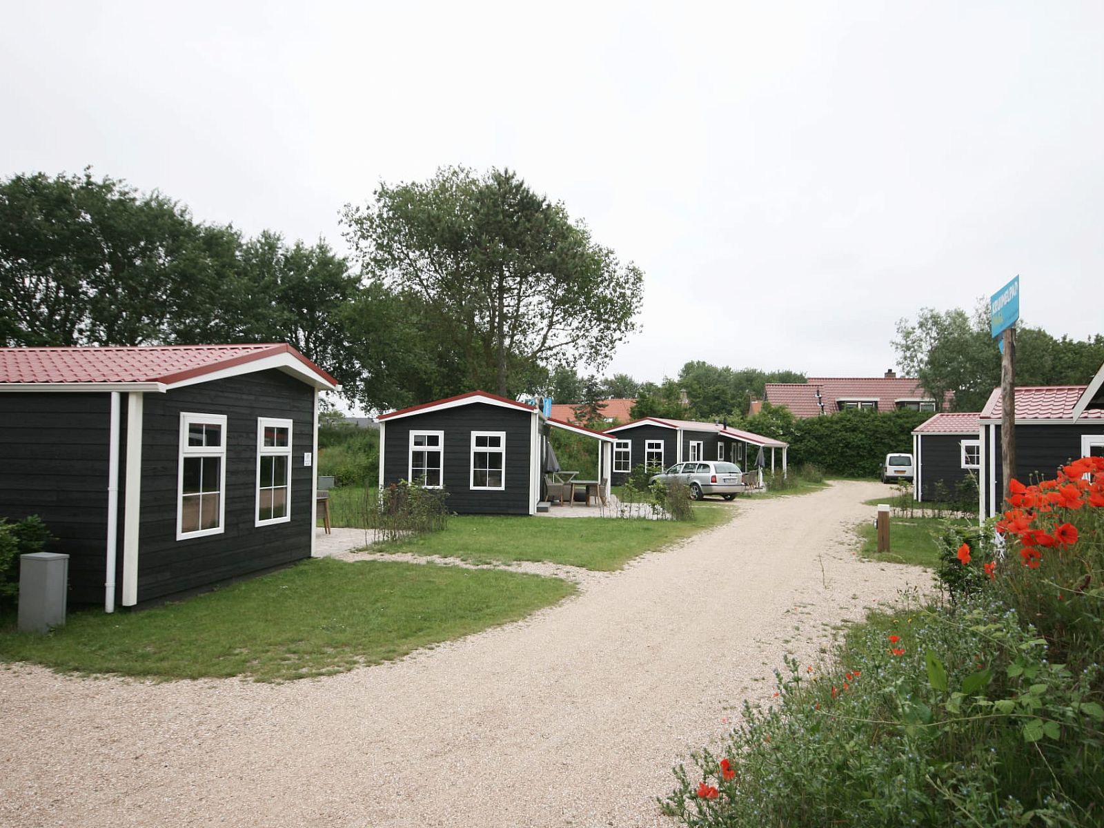 Chalet Ouddorp Ferienhaeuser in Ouddorp, Goeree-Overflakkee, Sued-Holland, umgeben von gruener Natur und ruhigen Wegen.