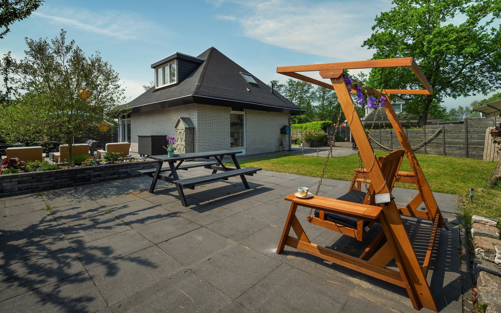 Ruim terras bij Vakantiewoning De Toekomst 107 'Siesta' in Ouddorp, ideaal voor buitenontspanning op Goeree-Overflakkee.