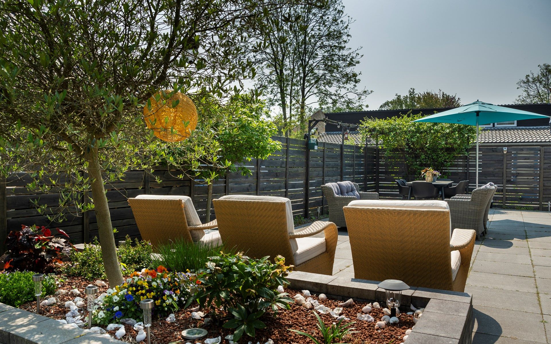 Luxe tuinmeubilair op het terras van Vakantiewoning De Toekomst 107 'Siesta' in Ouddorp, Zuid-Holland.
