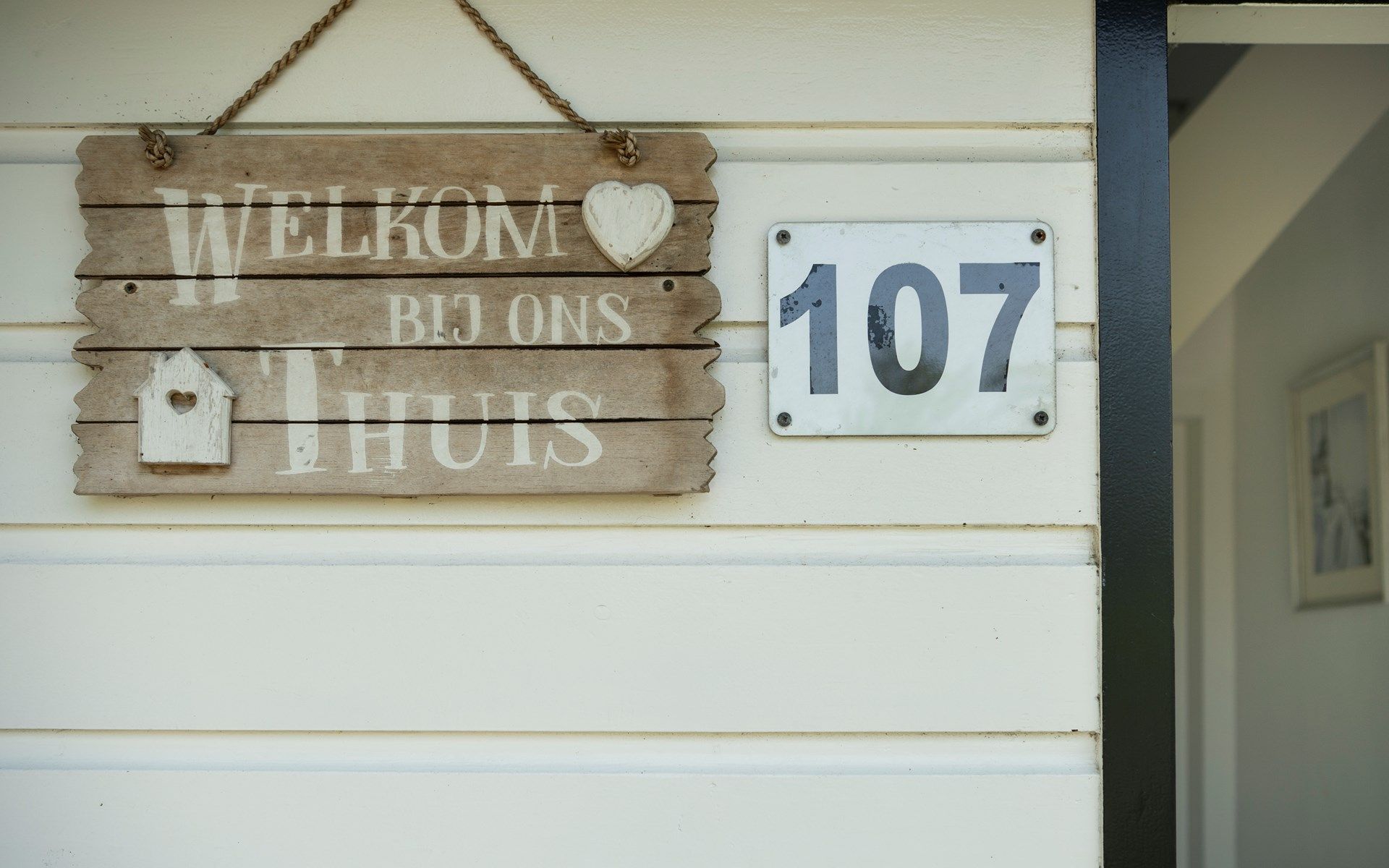 Welkomsbord bij de ingang van Vakantiewoning De Toekomst 107 'Siesta' in Ouddorp, Zuid-Holland.