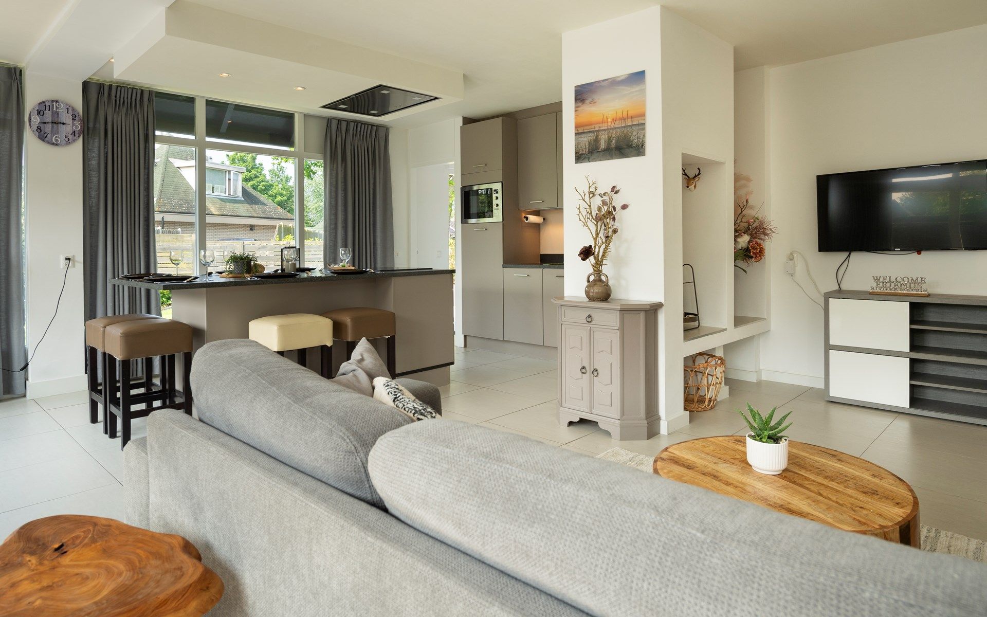 Moderne woonkamer met open keuken in Vakantiewoning De Toekomst 107 'Siesta' in Ouddorp, Goeree-Overflakkee.