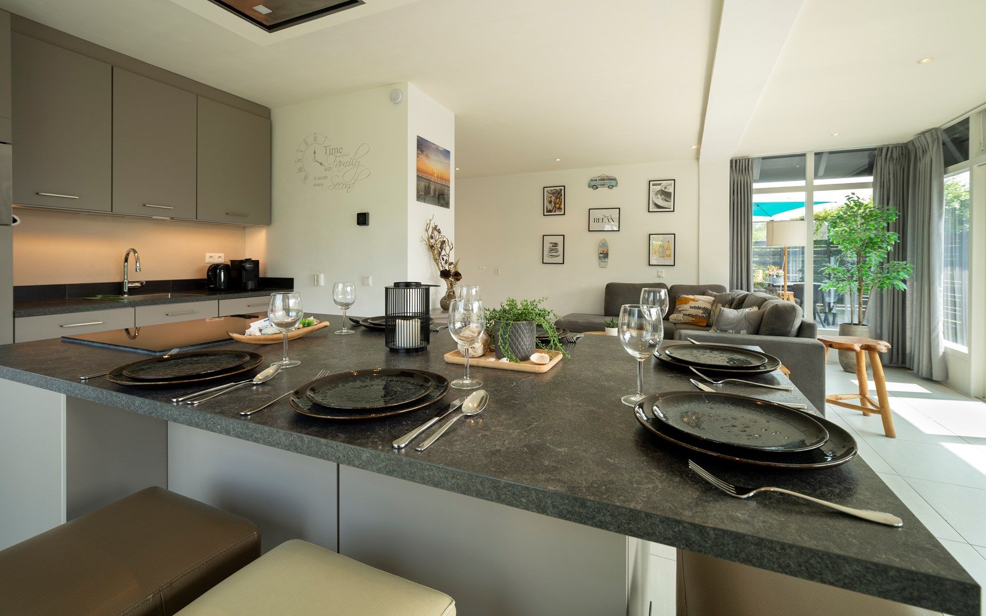 Eetgedeelte met moderne inrichting in Vakantiewoning De Toekomst 107 'Siesta' in Ouddorp, perfect voor familiediners.