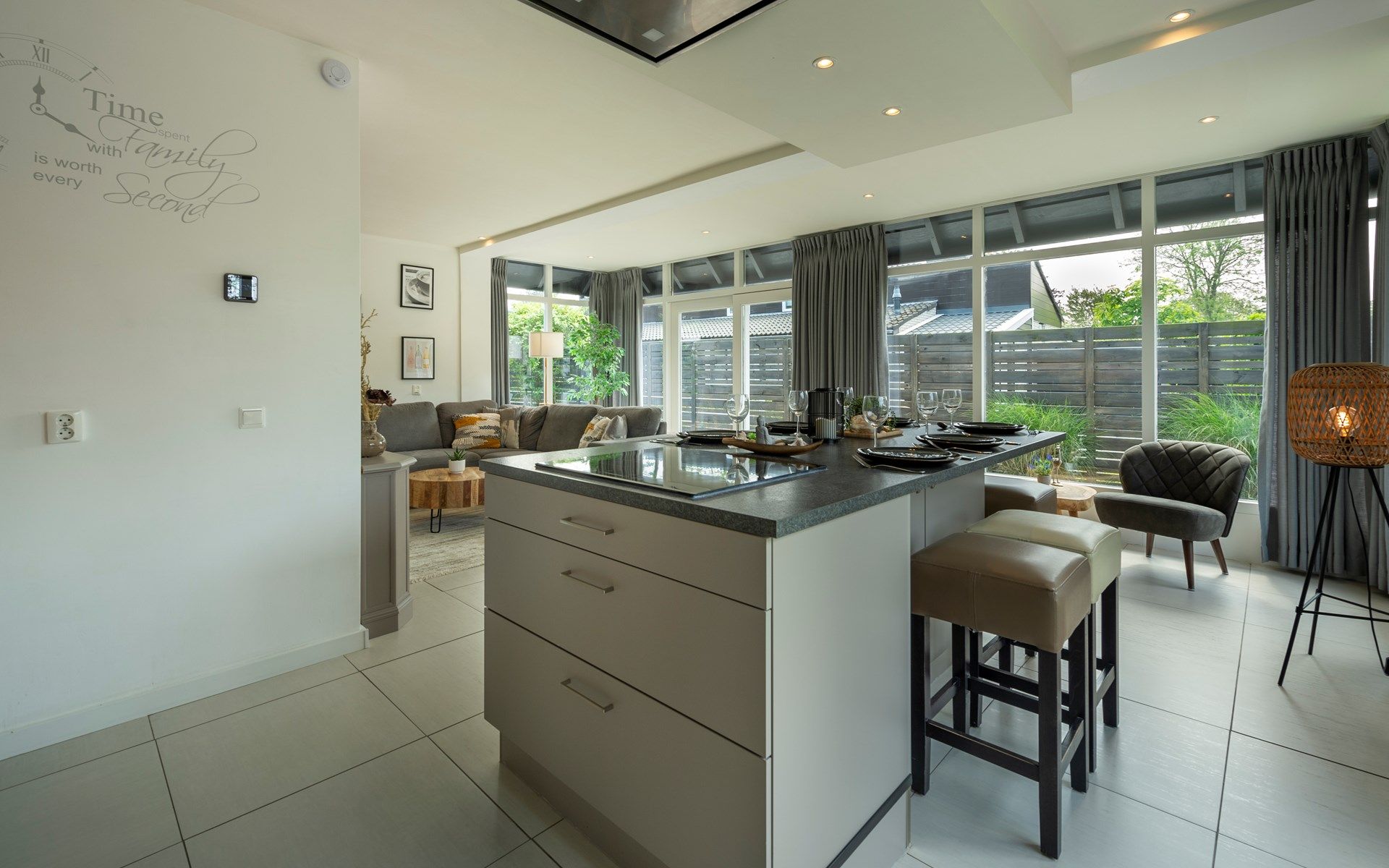 Gezellige zithoek met uitzicht in Vakantiewoning De Toekomst 107 'Siesta' in Ouddorp, Zuid-Holland.