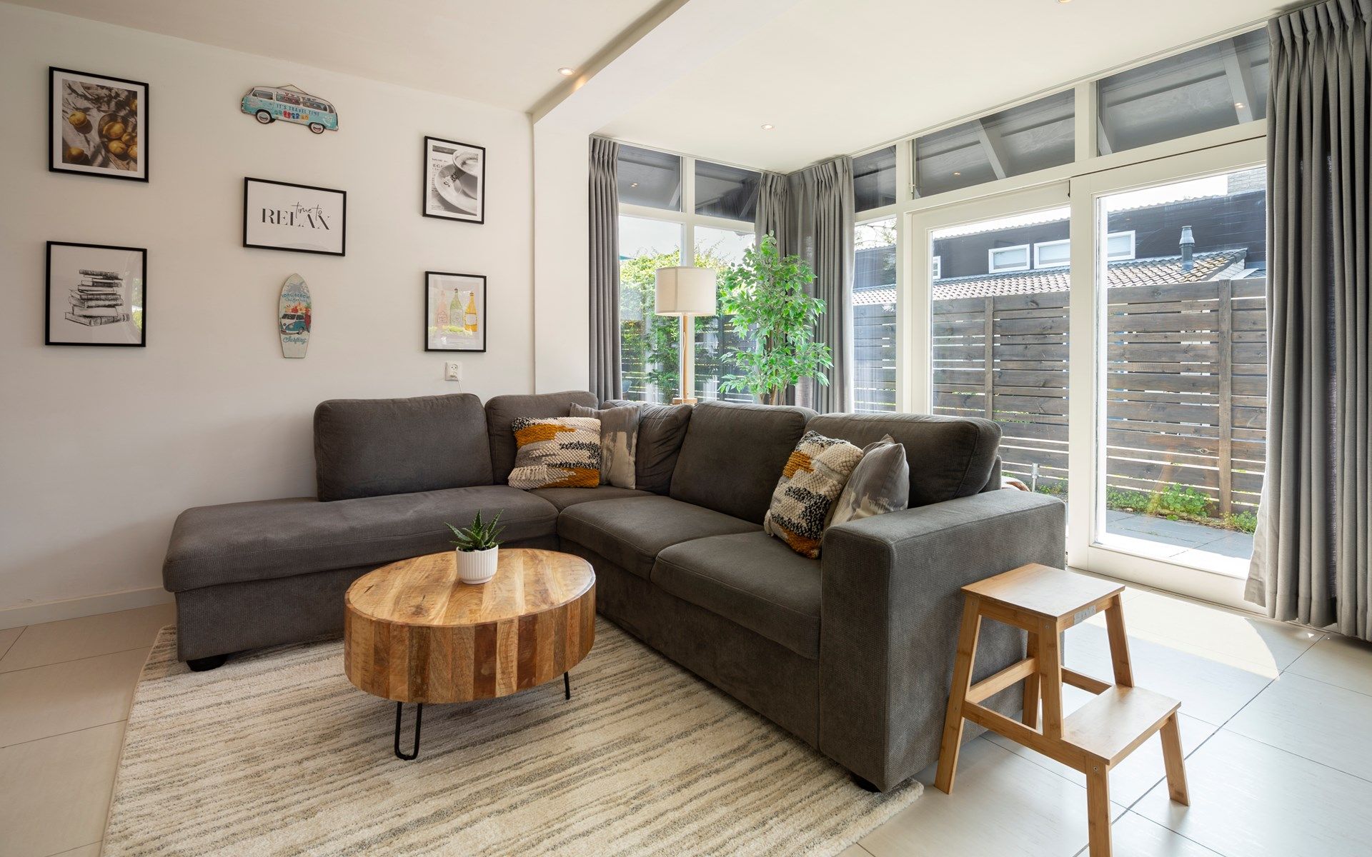 Gezellig ingerichte woonkamer in Vakantiewoning De Toekomst 107 'Siesta' in Ouddorp, ideaal voor ontspanning.