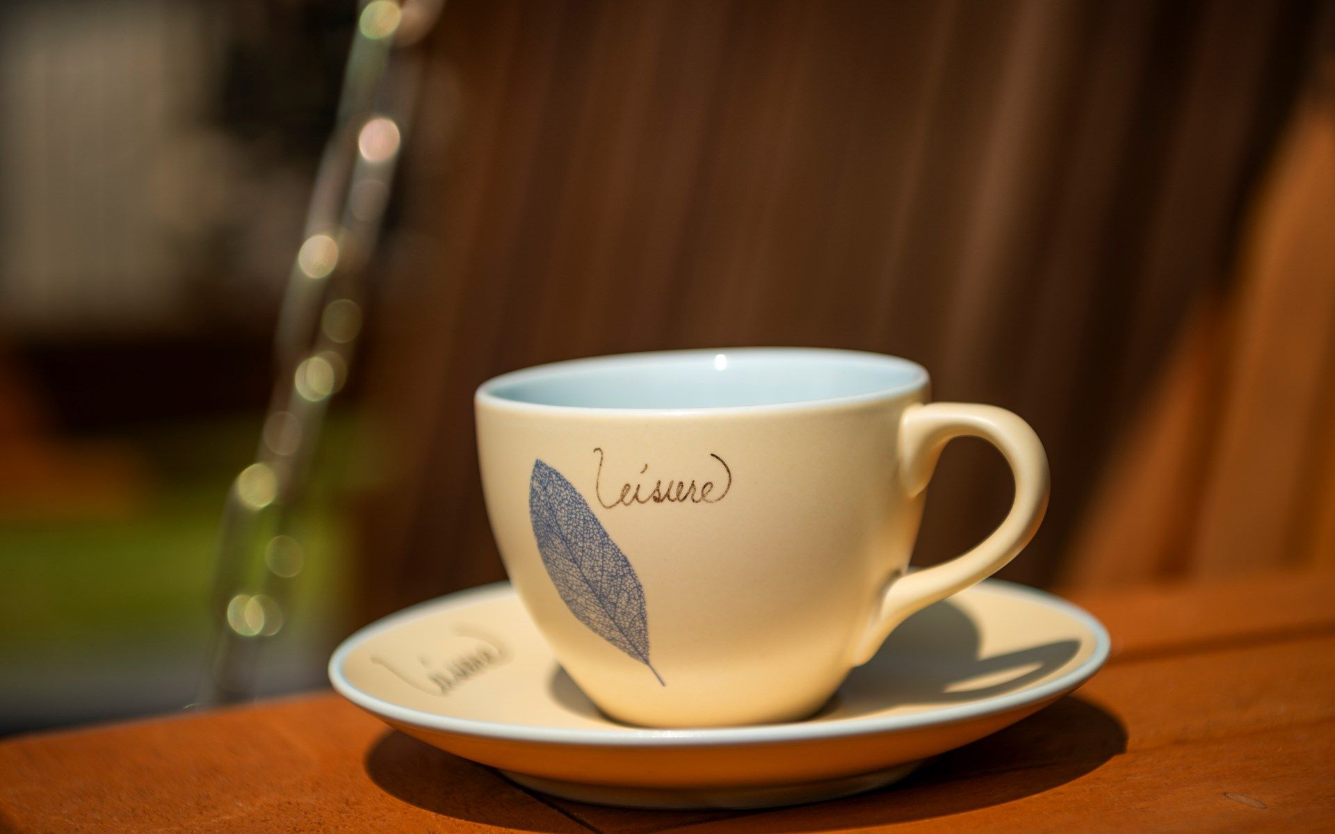 Stijlvolle koffiekop op het terras van Vakantiewoning De Toekomst 107 'Siesta' in Ouddorp, perfect voor een pauze.