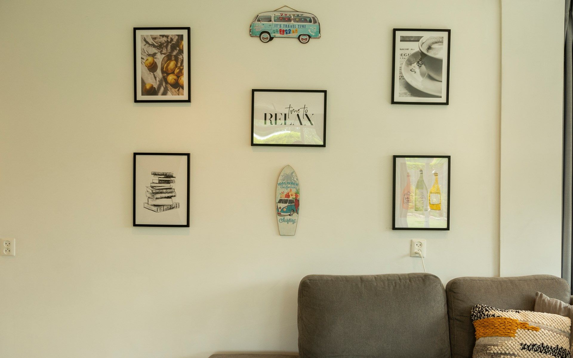 Wanddecoratie in de woonkamer van Vakantiewoning De Toekomst 107 'Siesta' in Ouddorp, Zuid-Holland.