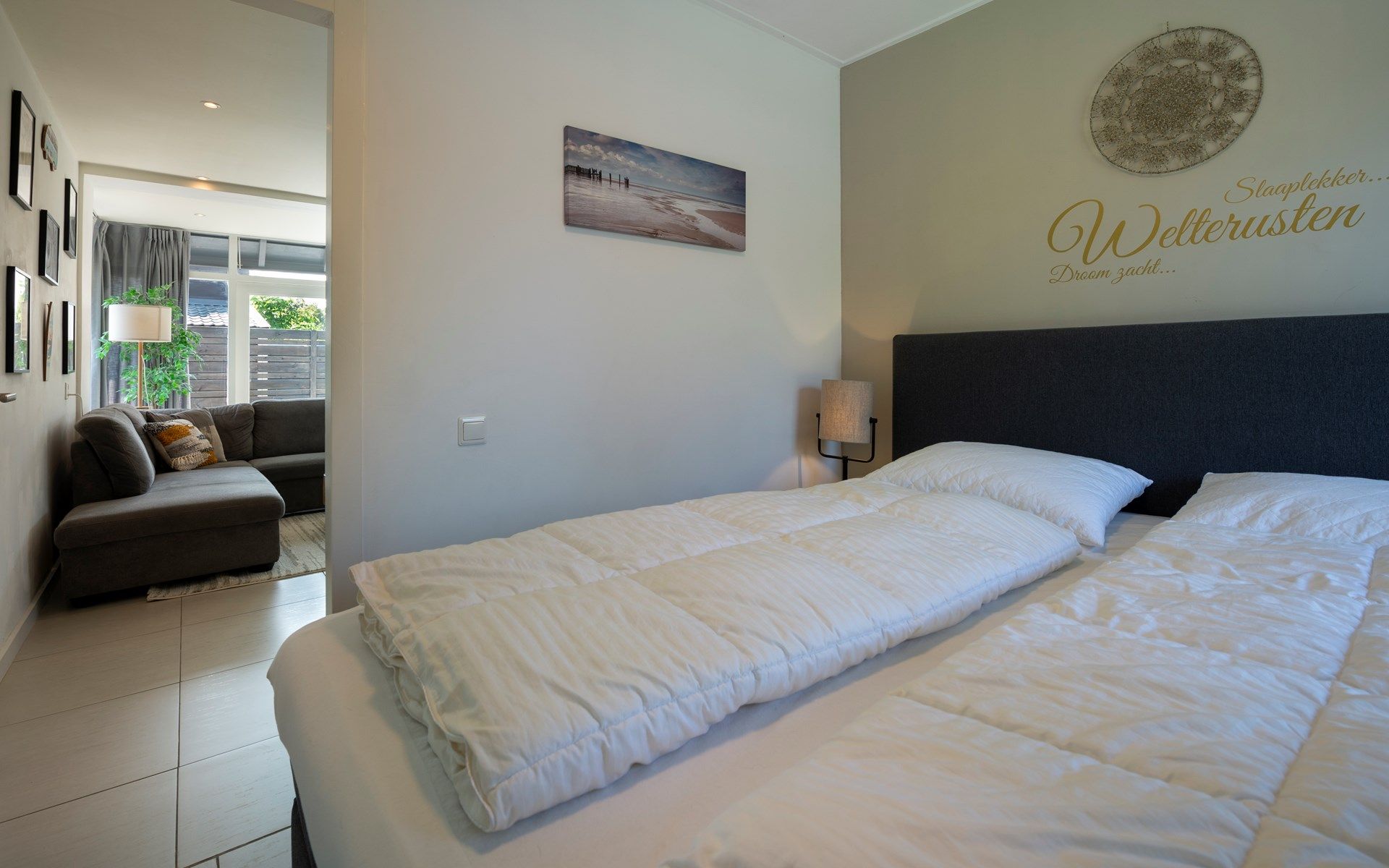 Sfeervolle slaapkamer met tweepersoonsbed in Vakantiewoning De Toekomst 107 'Siesta' in Ouddorp, ideaal voor rust.