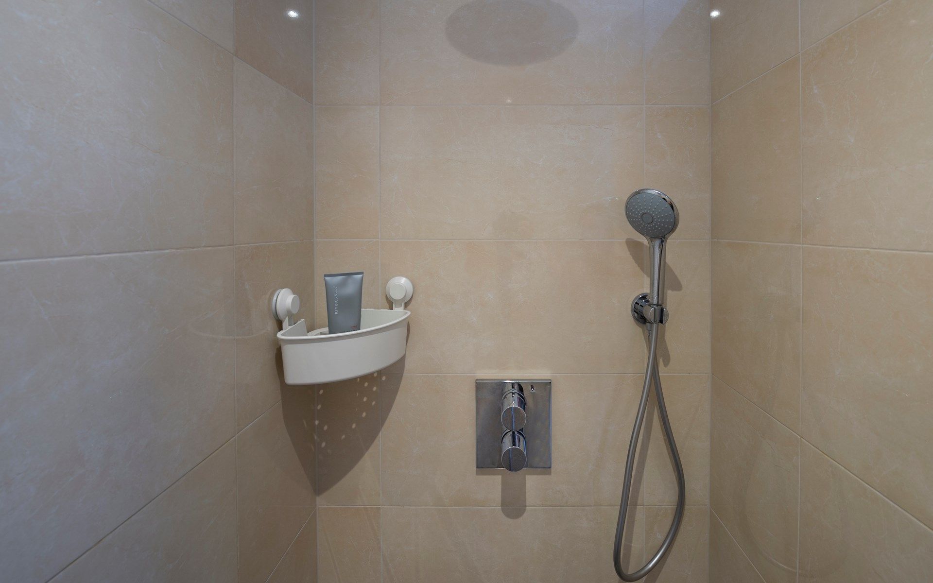 Stijlvolle douche in de badkamer van Vakantiewoning De Toekomst 107 'Siesta' in Ouddorp, ideaal voor verfrissing.