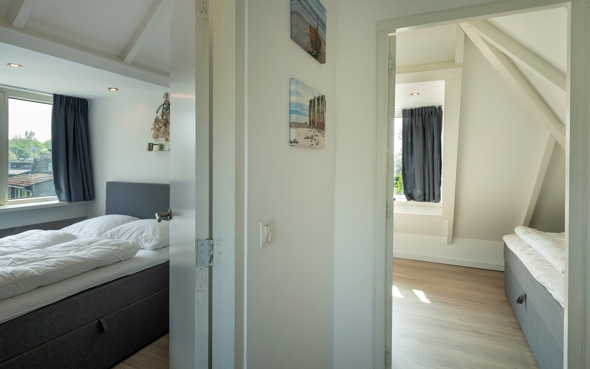 Slaapkamers op de bovenverdieping van Vakantiewoning De Toekomst 107 'Siesta' in Ouddorp, perfect voor gezinnen.