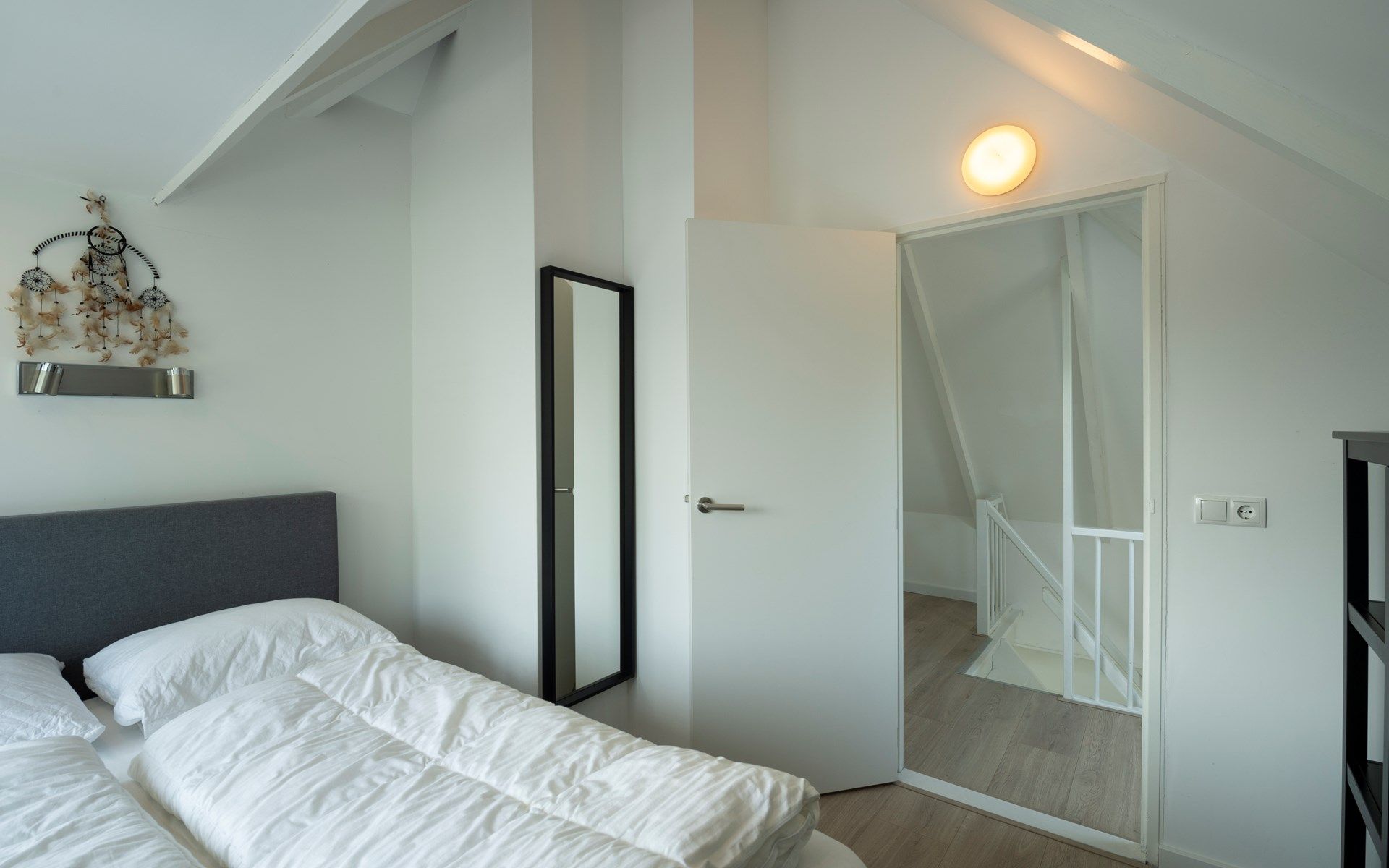 Gezellige slaapkamer met dakraam in Vakantiewoning De Toekomst 107 'Siesta' in Ouddorp, Zuid-Holland.