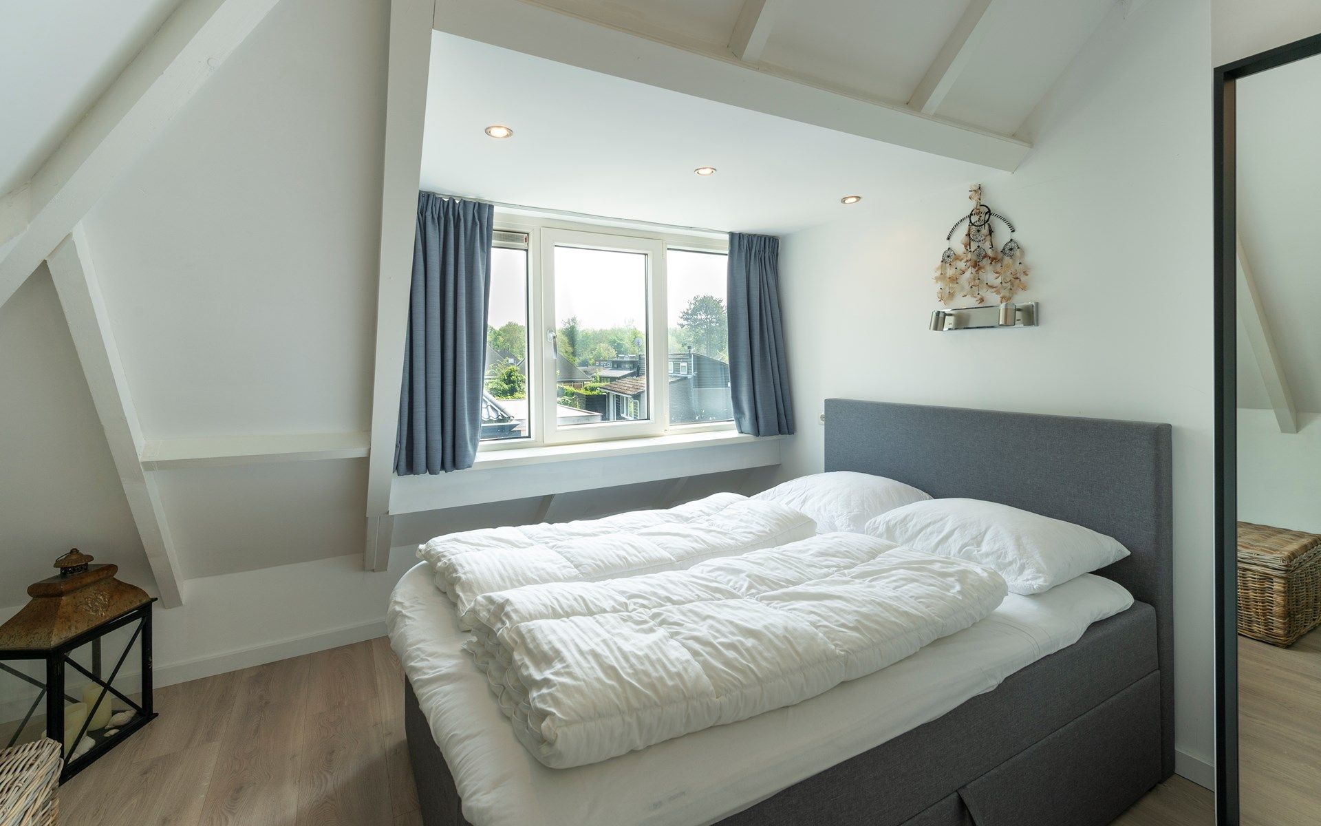 Lichte slaapkamer met uitzicht in Vakantiewoning De Toekomst 107 'Siesta' in Ouddorp, ideaal voor ontspanning.