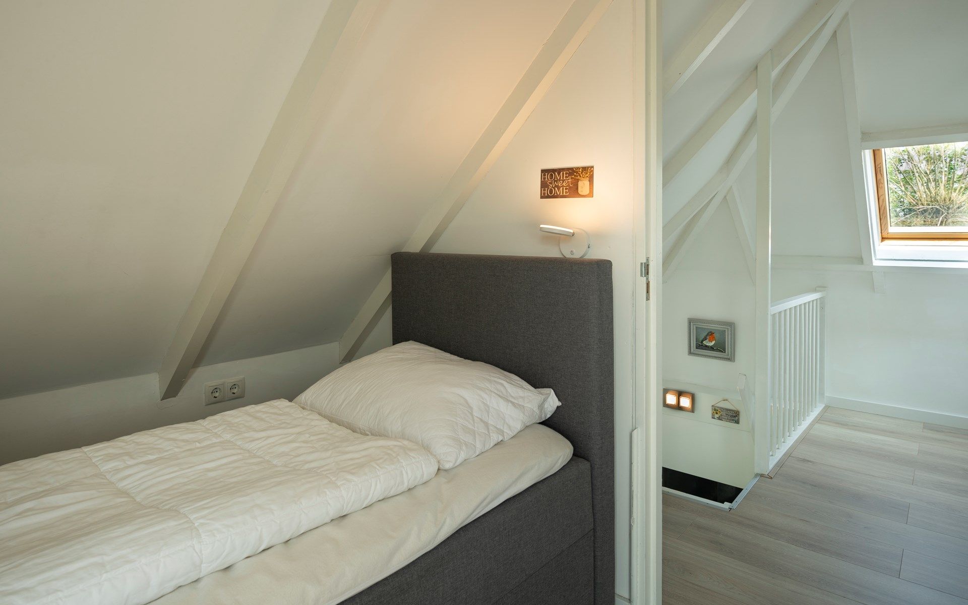 Knusse slaapkamer met decoratieve accenten in Vakantiewoning De Toekomst 107 'Siesta' in Ouddorp.