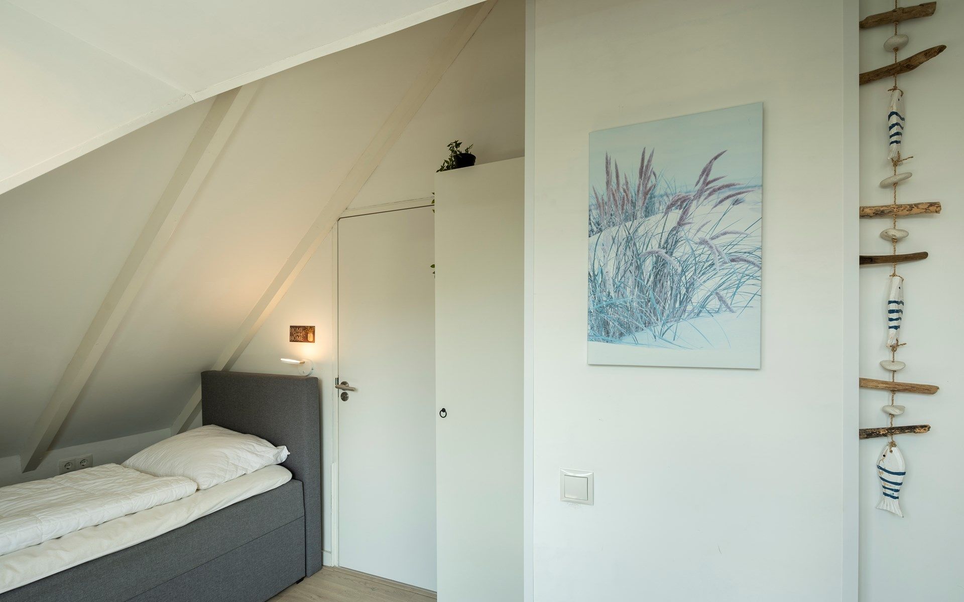 Slaapkamer met moderne inrichting in Vakantiewoning De Toekomst 107 'Siesta' in Ouddorp, perfect voor rust.