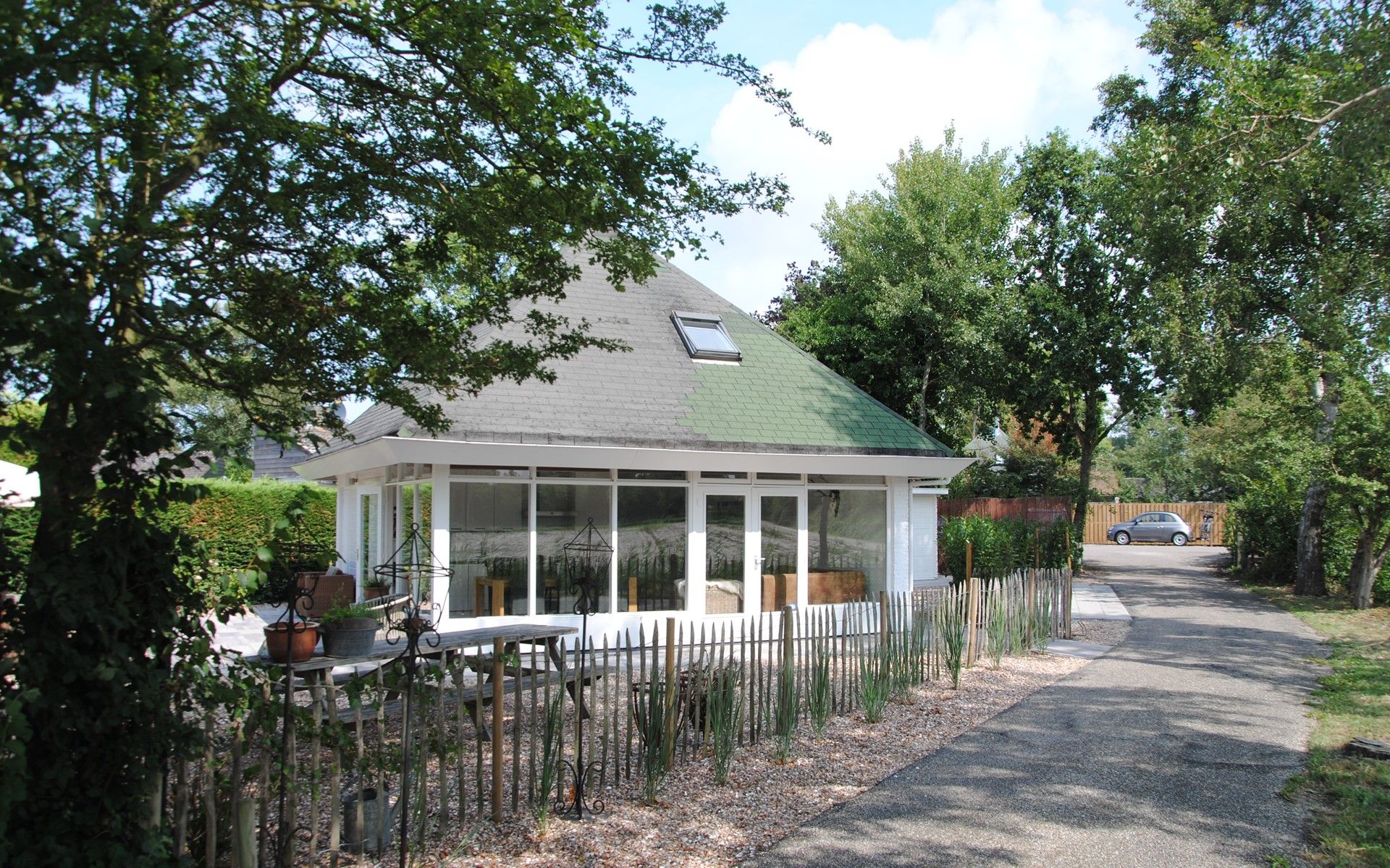 Ferienhaus De Toekomst 126 Beachgarden in Ouddorp mit gruener Umgebung und modernem Design.