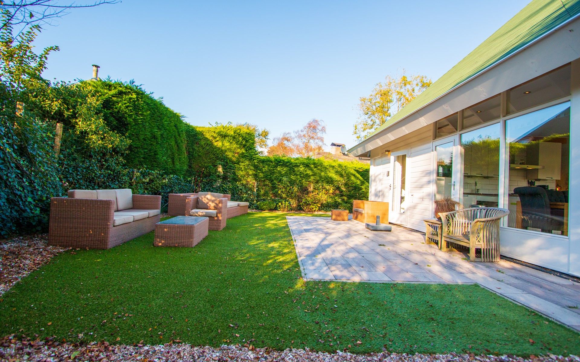 Geraeumige Terrasse des Ferienhauses De Toekomst 126 Beachgarden in Ouddorp mit bequemen Sitzgelegenheiten.