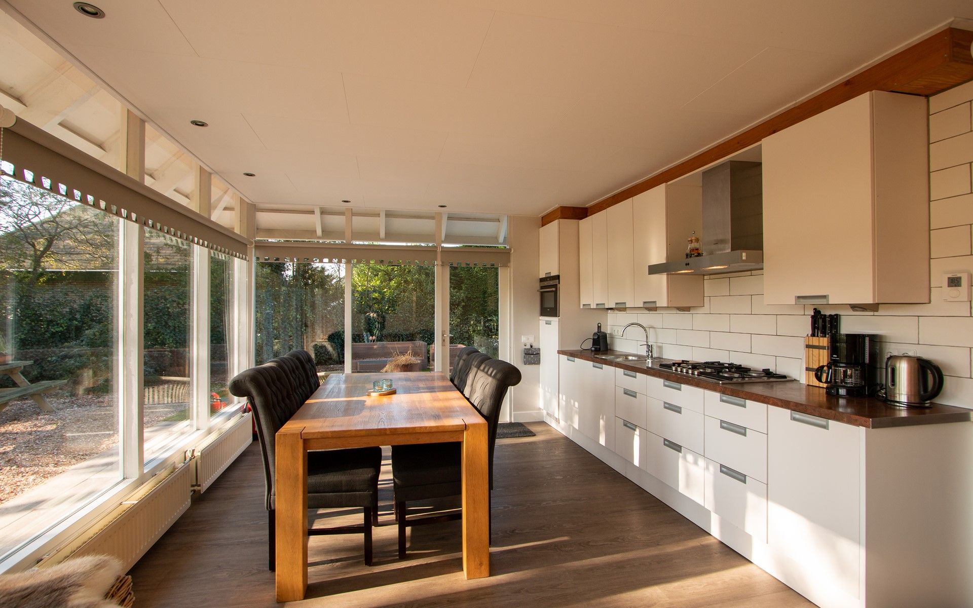 Helle Kueche und Essbereich im Ferienhaus De Toekomst 126 Beachgarden in Ouddorp, Suedholland.