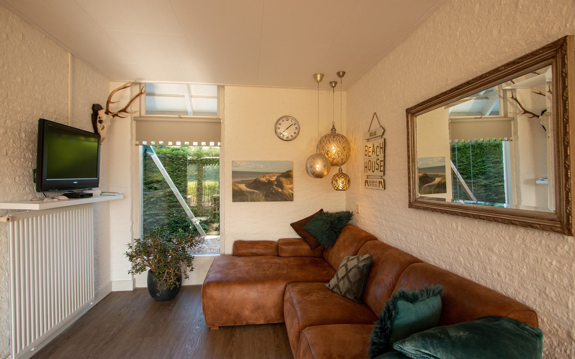 Gemuetliches Wohnzimmer im Ferienhaus De Toekomst 126 Beachgarden in Ouddorp mit stilvoller Einrichtung.