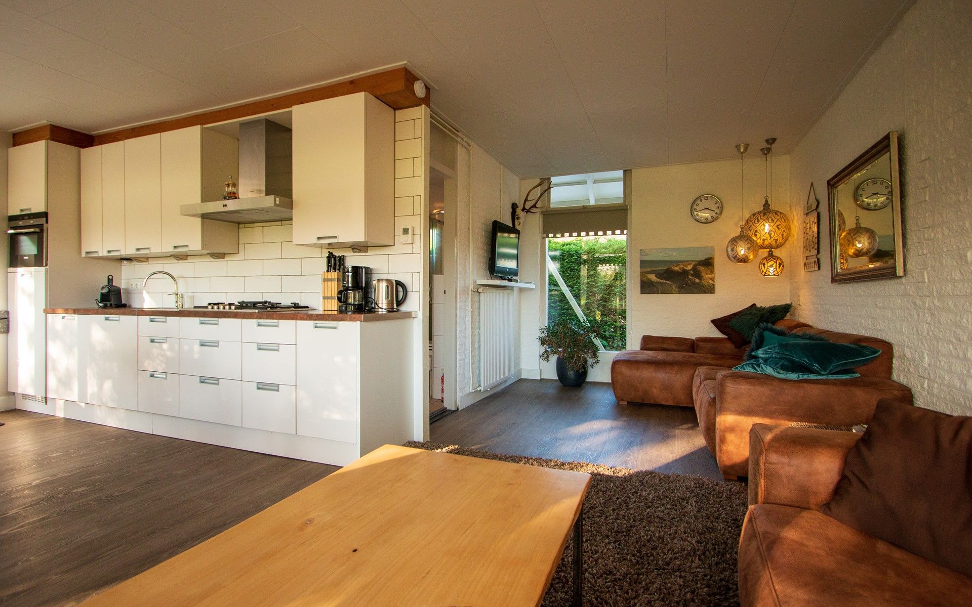 Offene Kueche und Wohnzimmer des Ferienhauses De Toekomst 126 Beachgarden in Ouddorp, ideal zum Entspannen.