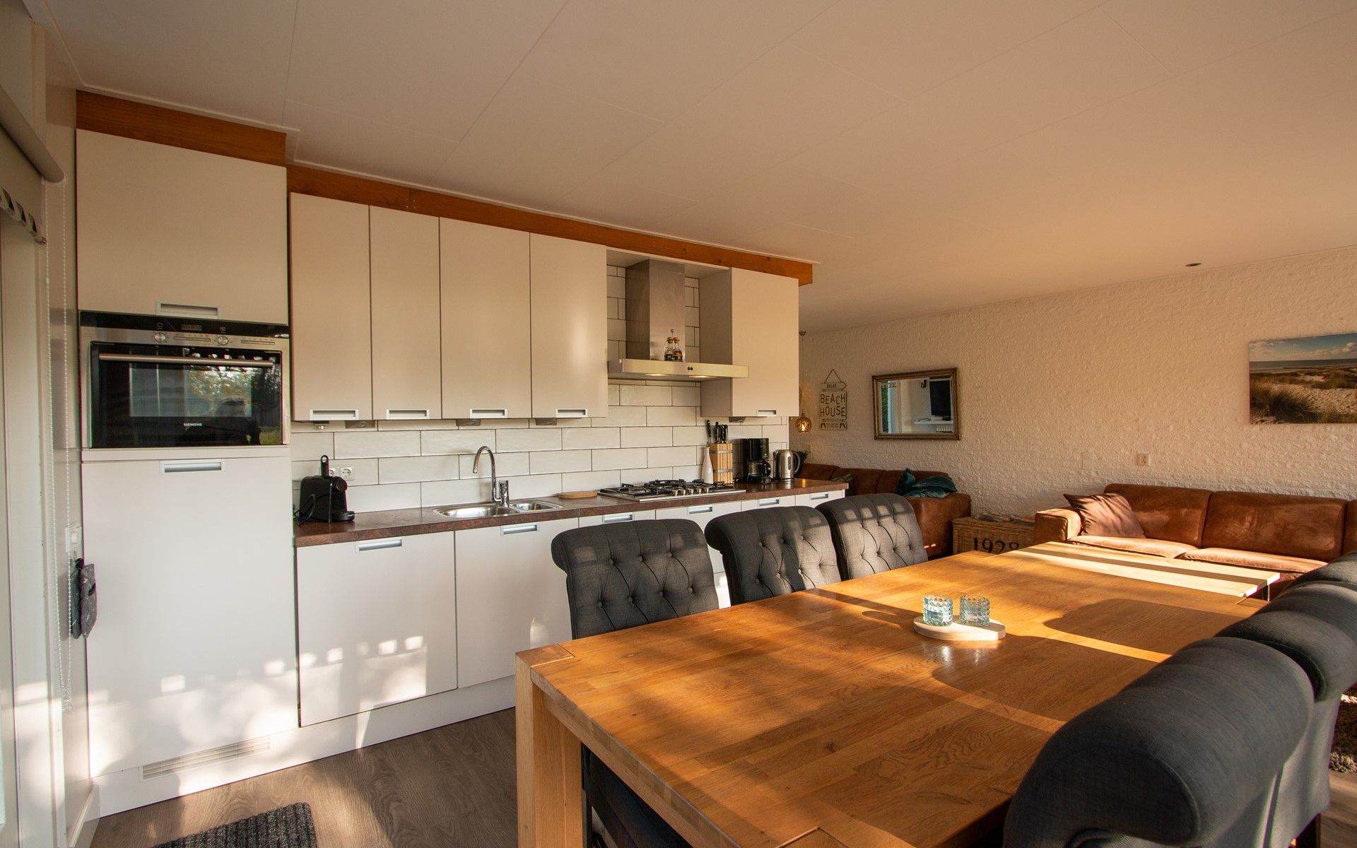 Moderne Kueche im Ferienhaus De Toekomst 126 Beachgarden in Ouddorp mit geraeumiger Essecke.