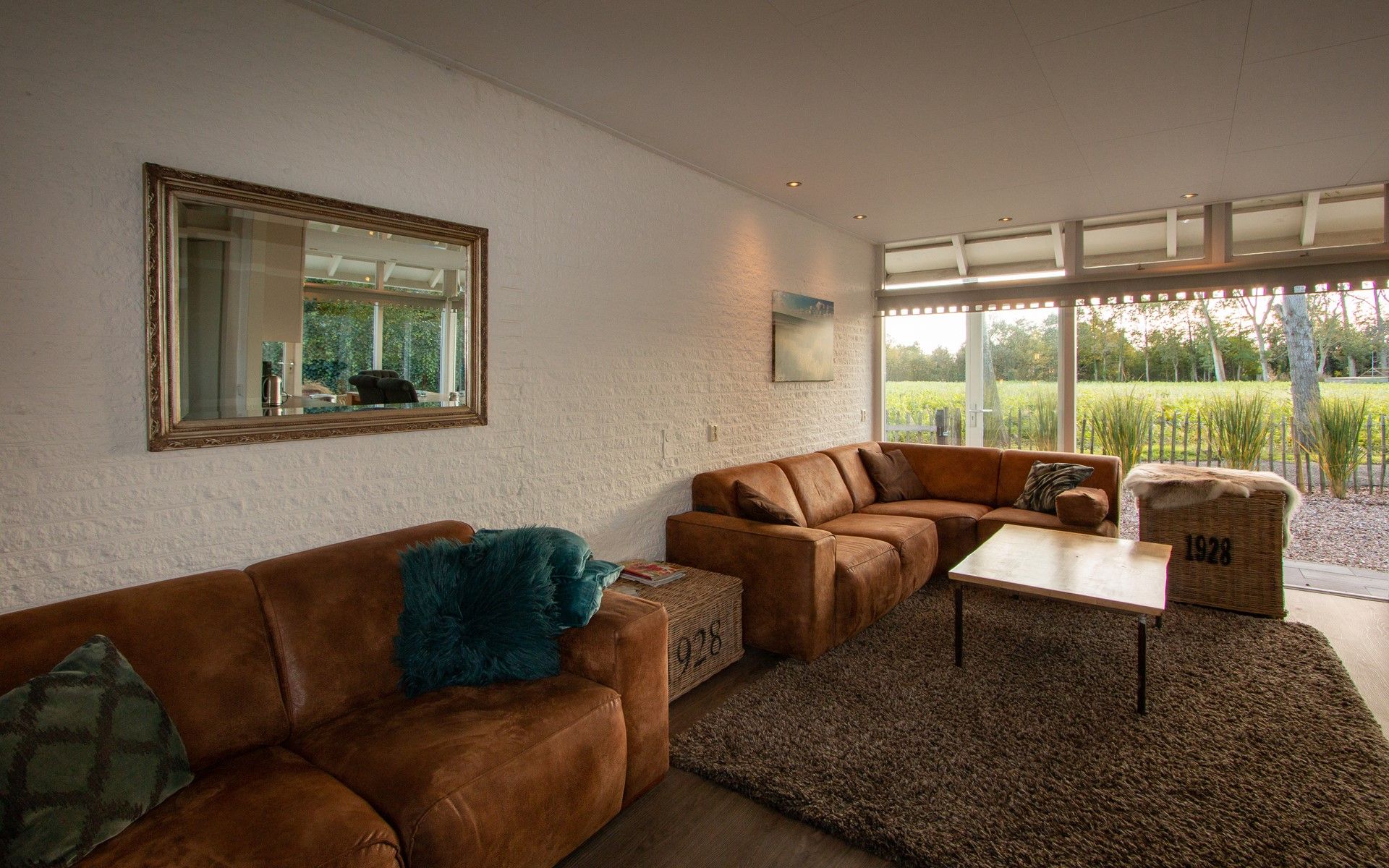 Helles Wohnzimmer im Ferienhaus De Toekomst 126 Beachgarden in Ouddorp mit grossen Fenstern.