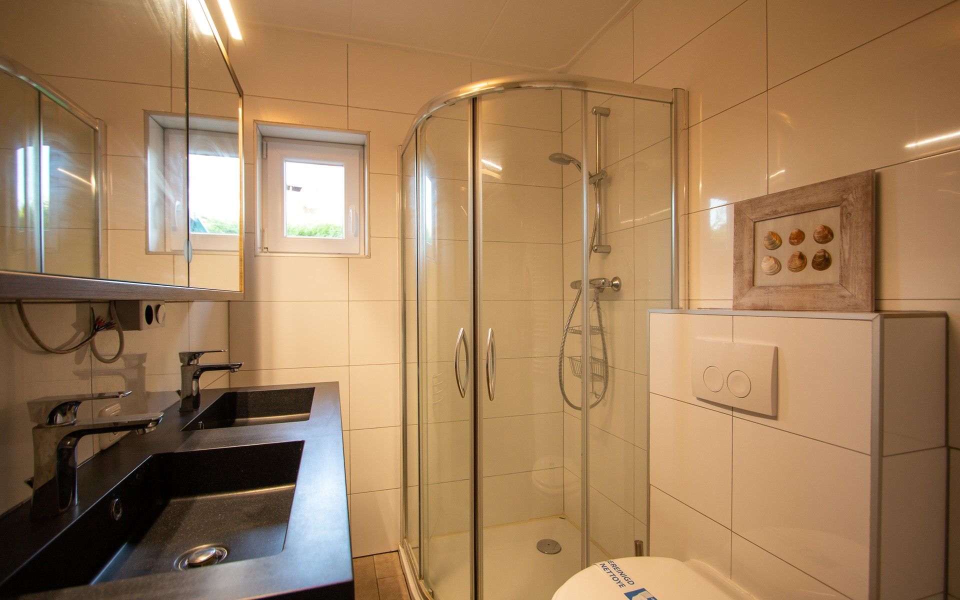 Stilvolles Badezimmer im Ferienhaus De Toekomst 126 Beachgarden in Ouddorp mit modernen Annehmlichkeiten.