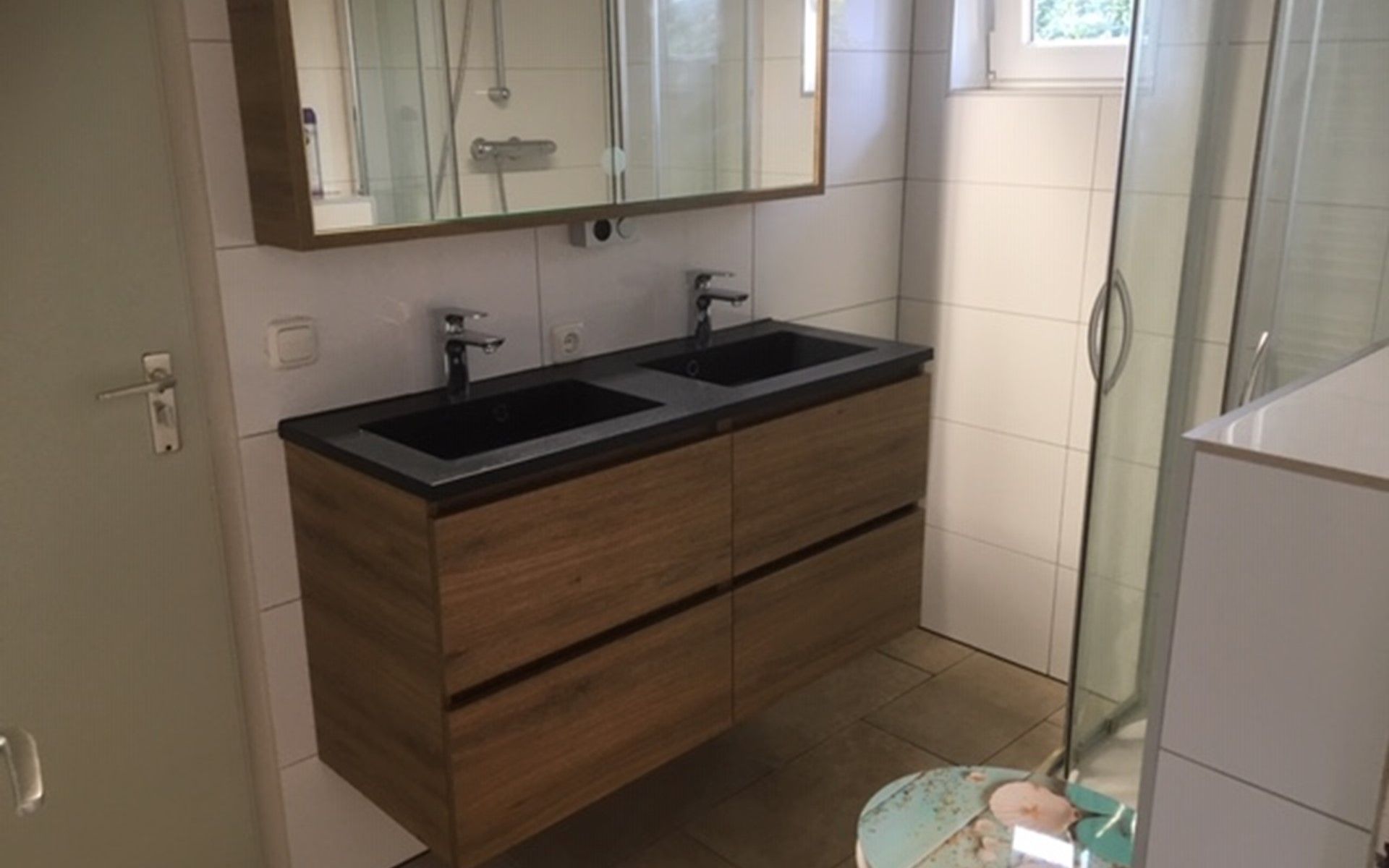 Doppelwaschbecken im Badezimmer des Ferienhauses De Toekomst 126 Beachgarden in Ouddorp.