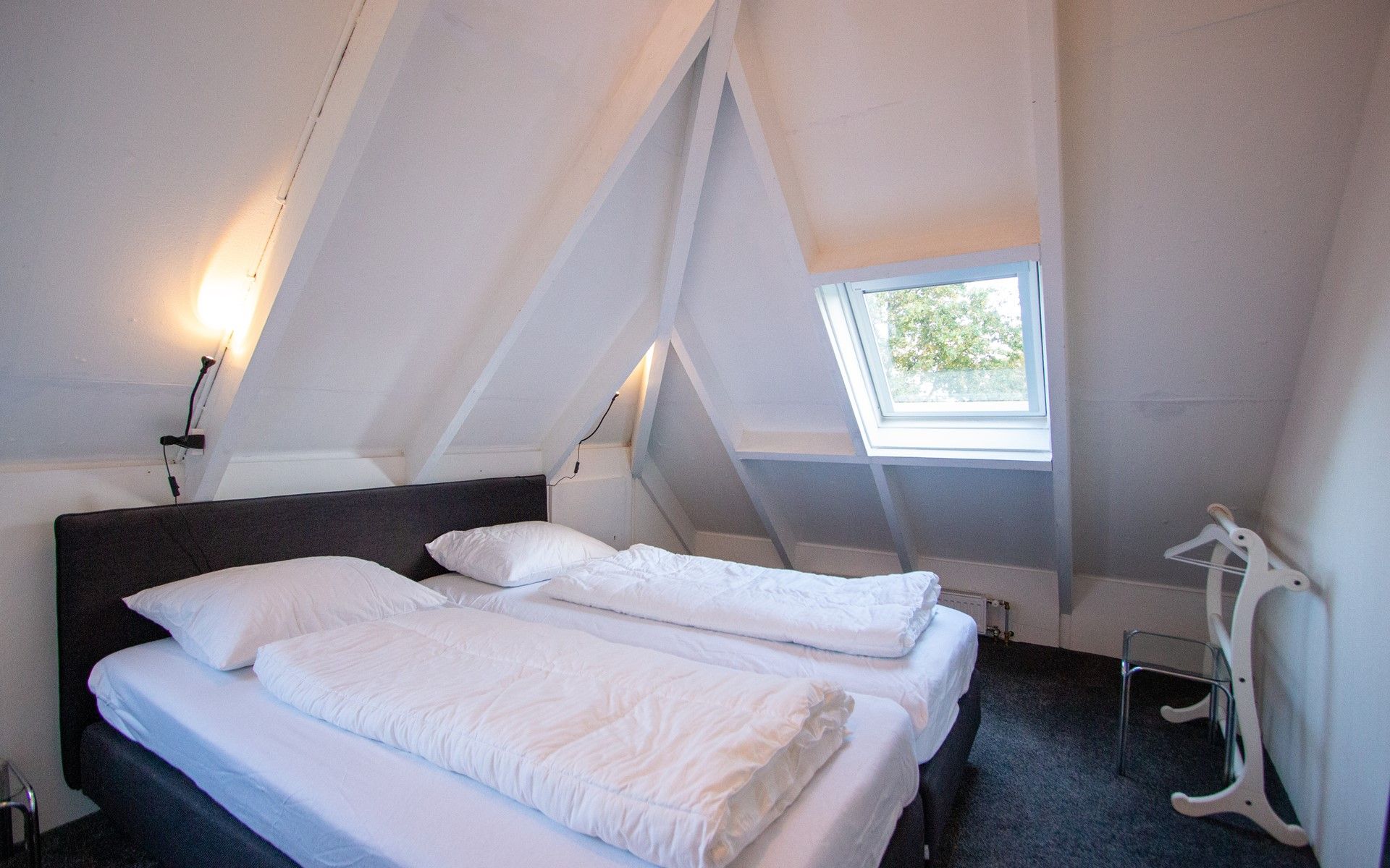 Gemuetliches Schlafzimmer mit Dachfenster im Ferienhaus De Toekomst 126 Beachgarden in Ouddorp.