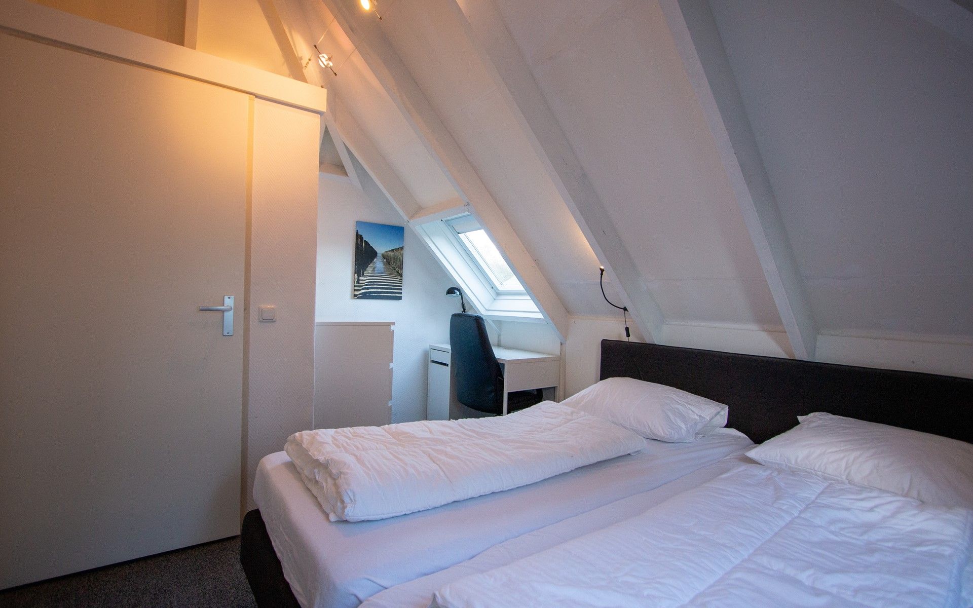 Schlafzimmer mit moderner Einrichtung im Ferienhaus De Toekomst 126 Beachgarden in Ouddorp.