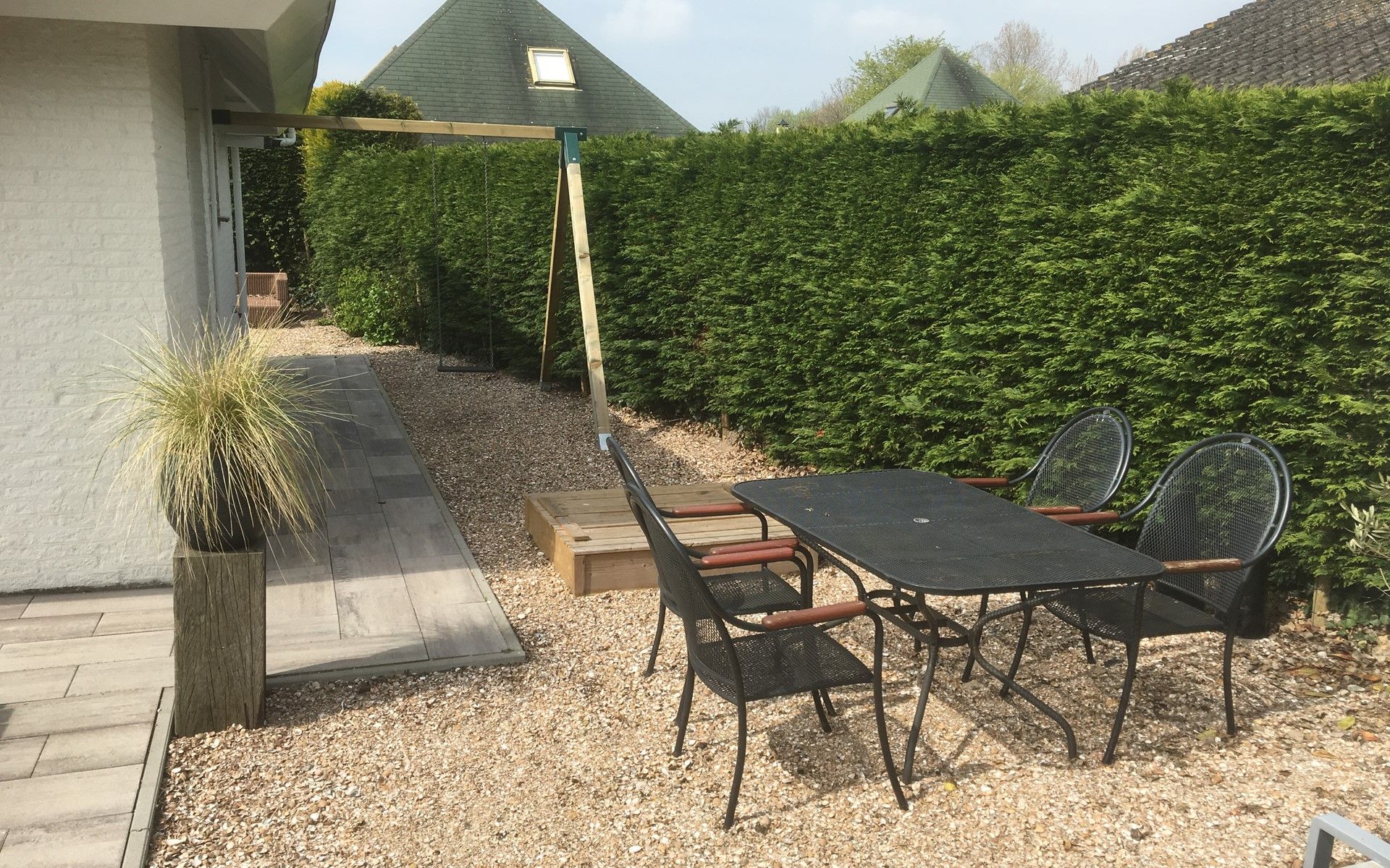 Aussenterrasse mit Sitzgelegenheiten im Ferienhaus De Toekomst 126 Beachgarden in Ouddorp.