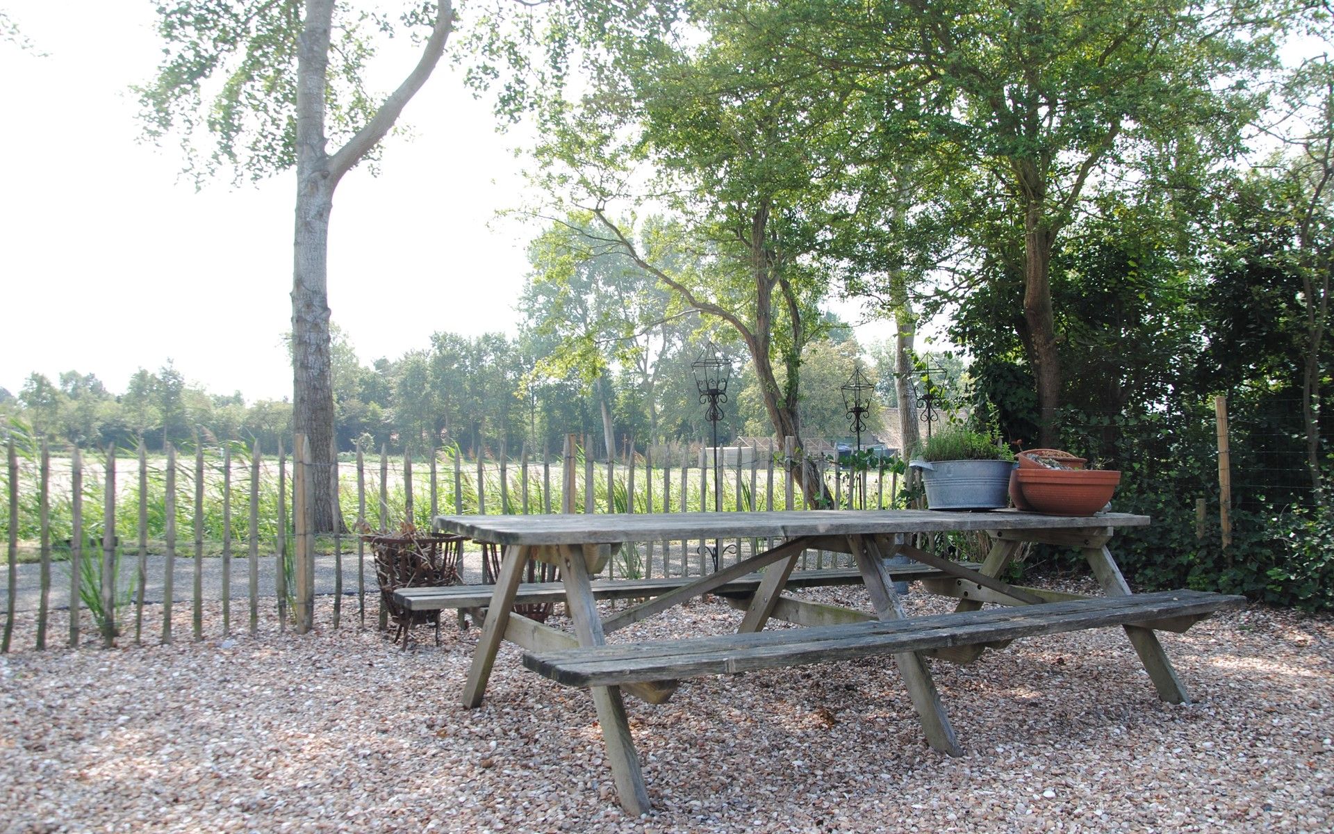 Picknicktisch im Garten des Ferienhauses De Toekomst 126 Beachgarden in Ouddorp, ideal fuer Mahlzeiten im Freien.