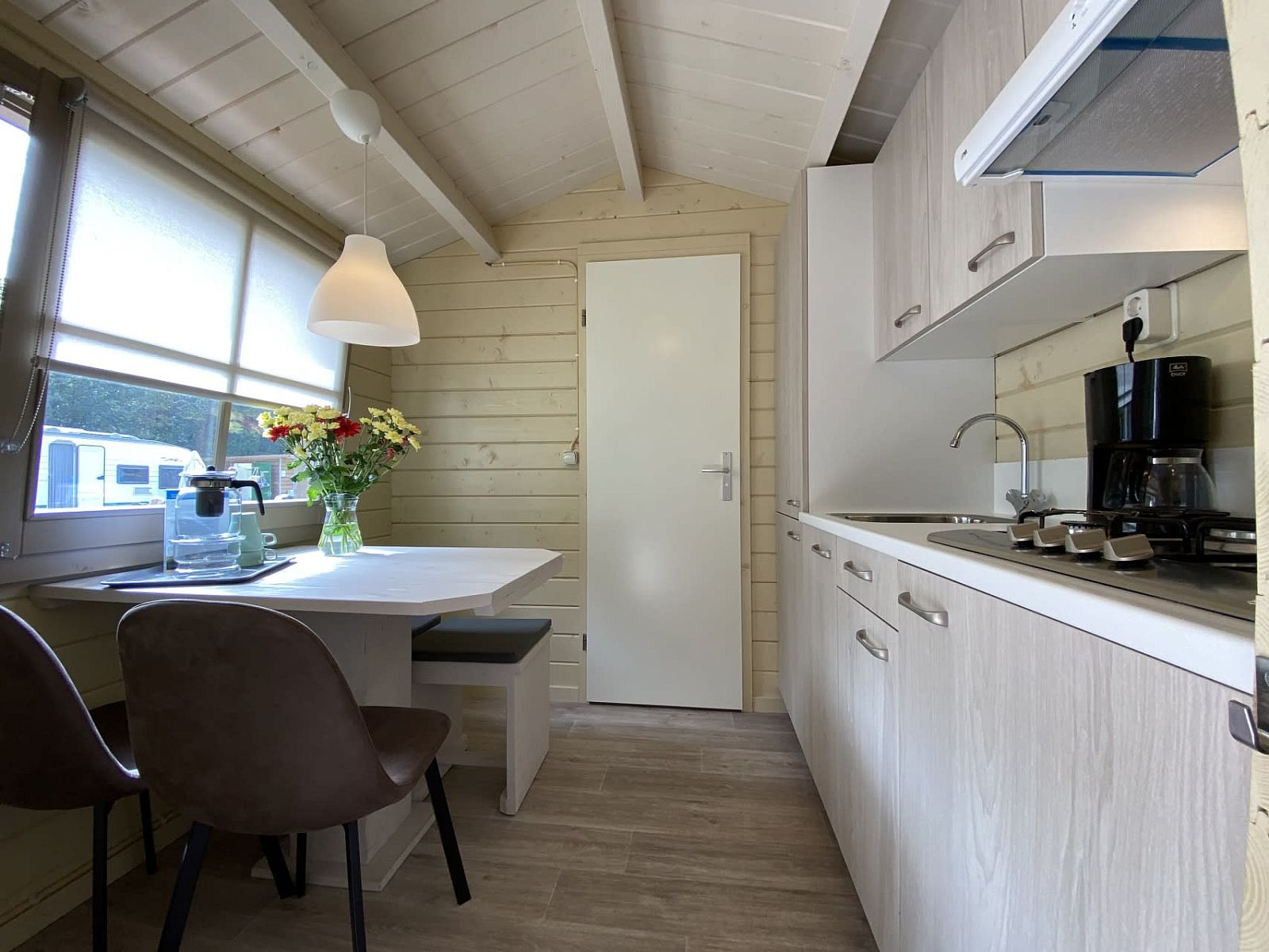 Cozy kitchen and dining area in Camping Chalet the Albatros Plus, Ouddorp, South Holland. Perfect for a relaxing vacation on Goeree-Overflakkee.